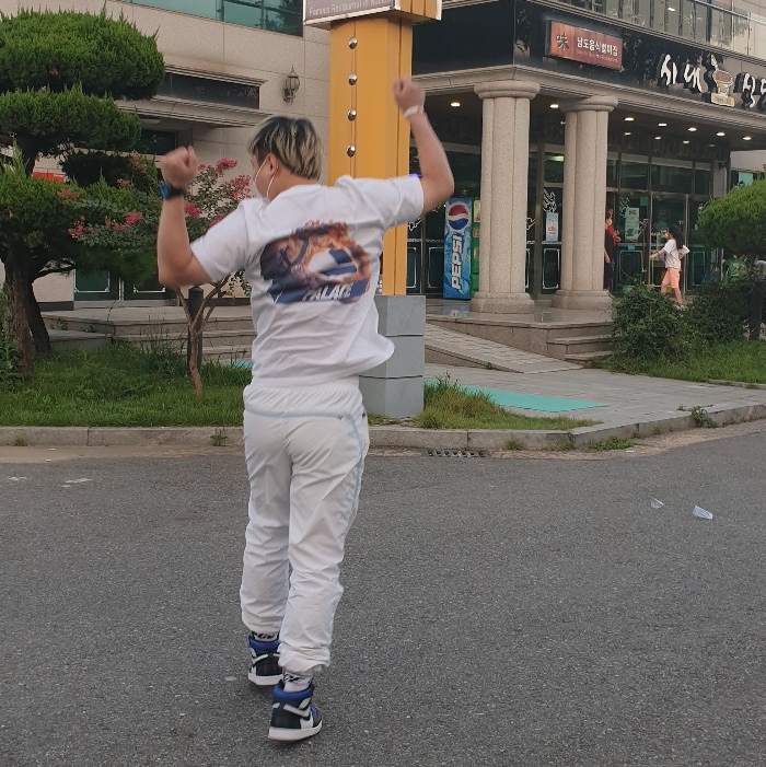 Palace Tri-Gaine T-Shirt White - 20SS, Jordan 1 Retro High OG Royal Toe 착용 스타일 - 2
