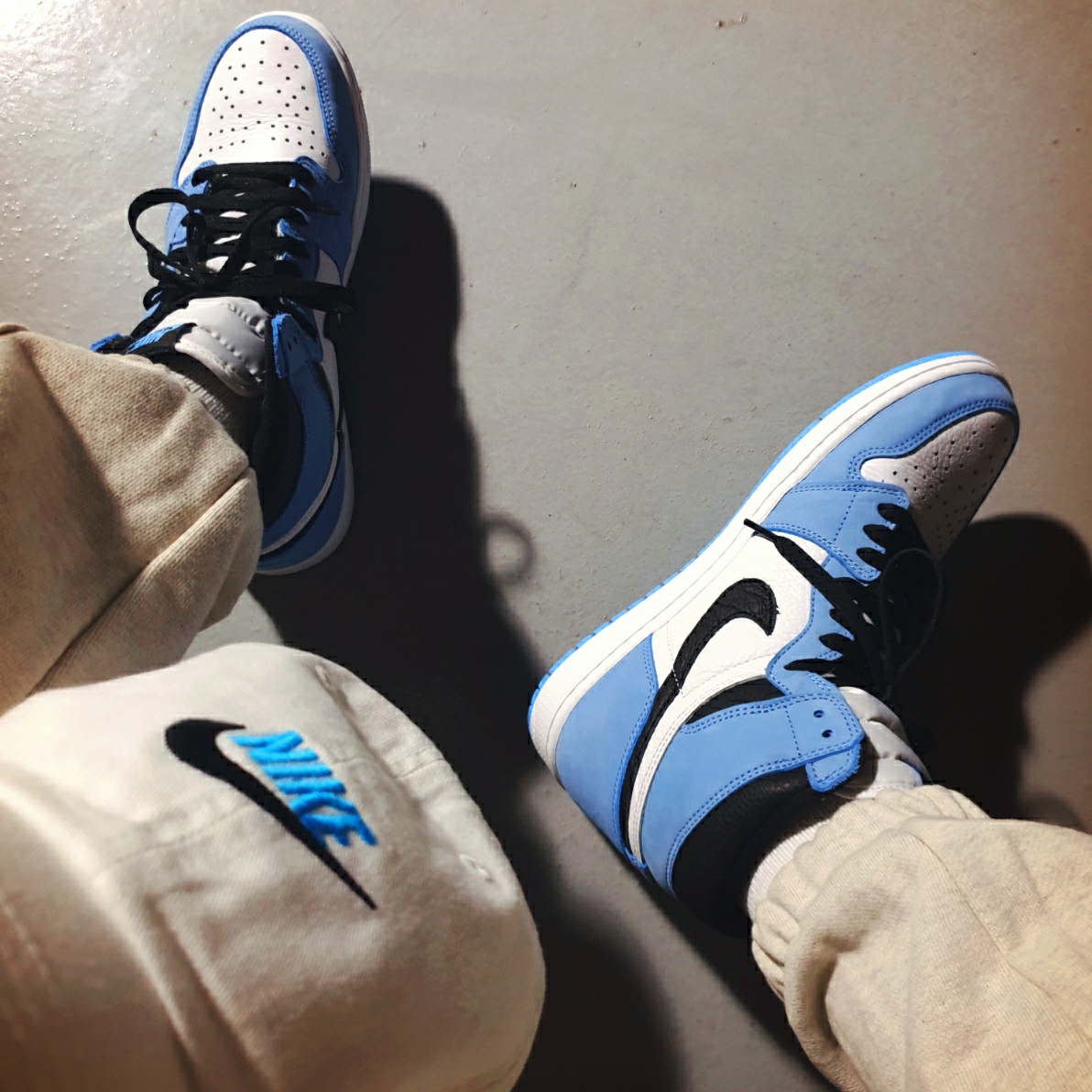 Jordan 1 Retro High OG University Blue 착용 스타일 - 5