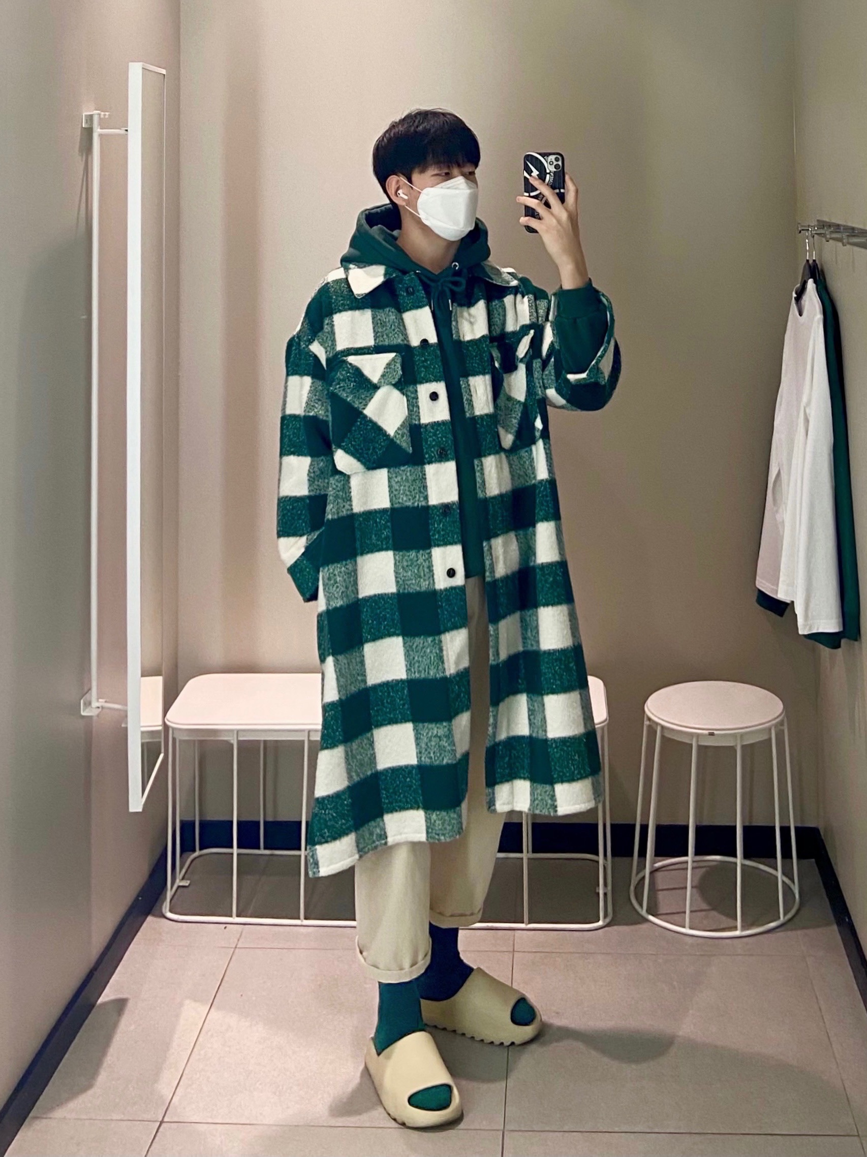 Adidas Yeezy Slide Bone 착용 스타일