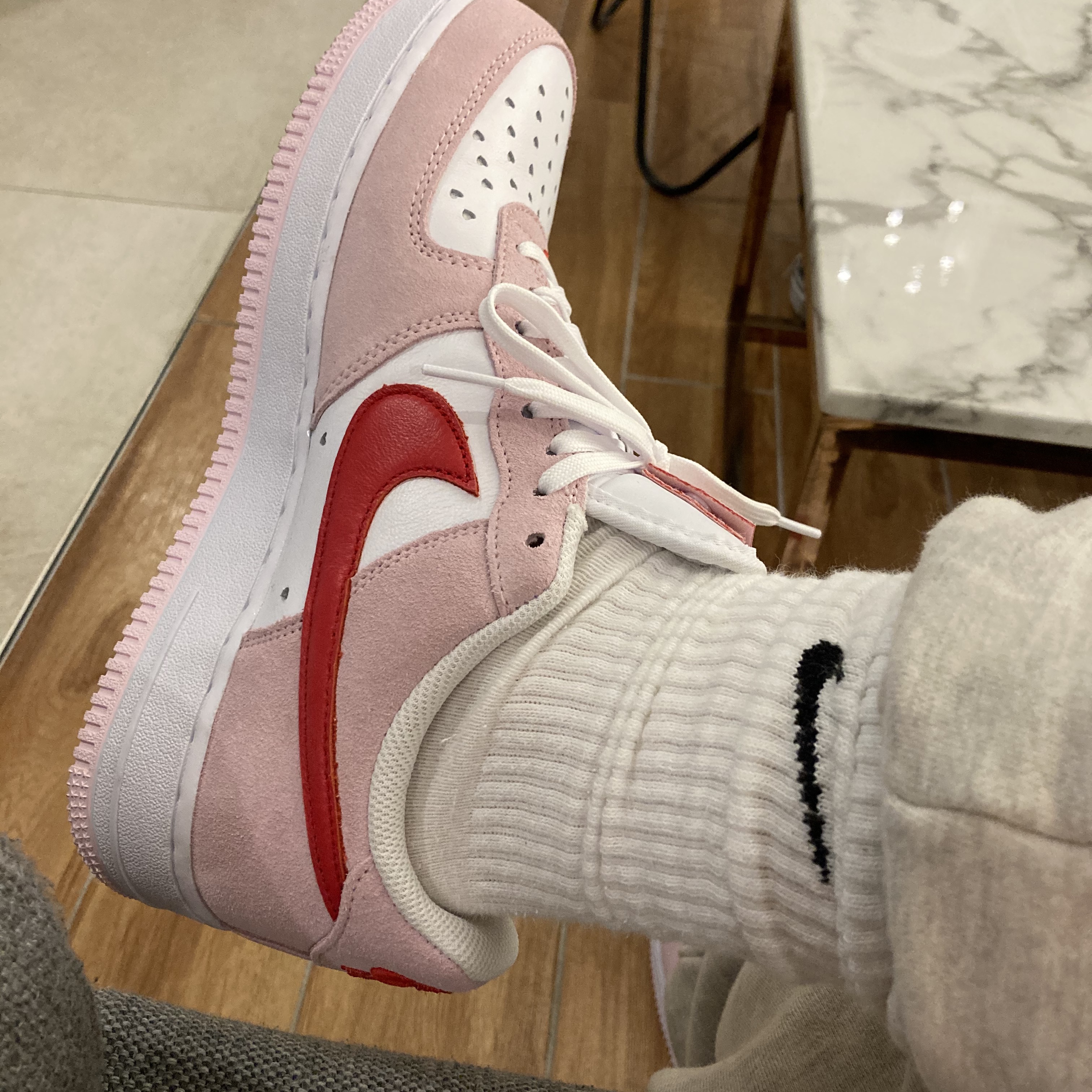 Nike Air Force 1 '07 QS Valentine's Day 착용 스타일 - 3