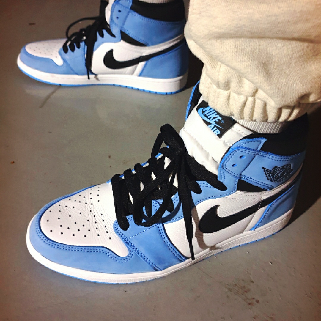 Jordan 1 Retro High OG University Blue 착용 스타일 - 4