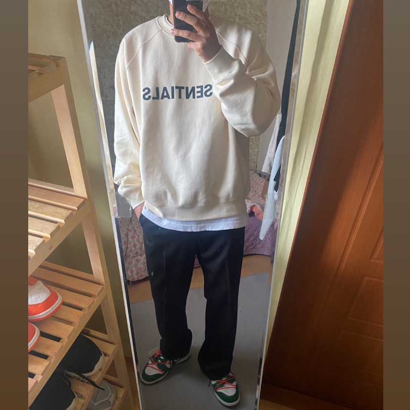 Essentials 3D Silicon Applique Crewneck Buttercream 2020, Nike x Off-White Dunk Low Pine Green 착용 스타일