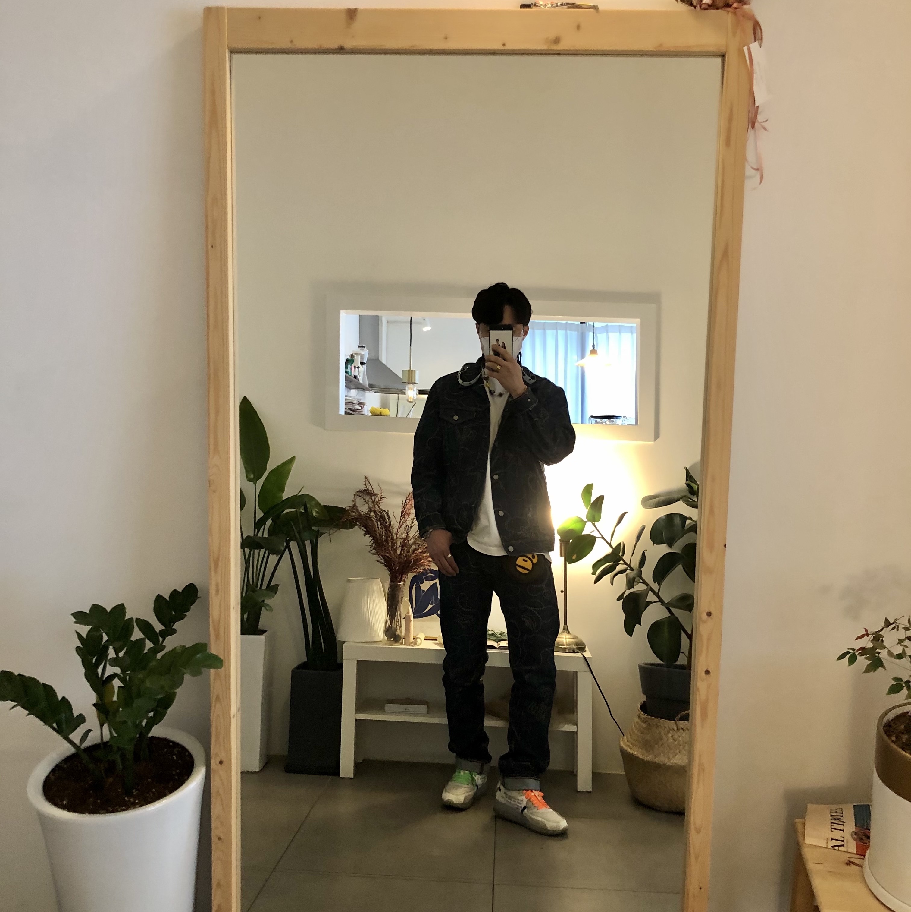 Nike x Off-White Air Max 90 The Ten, BAPE x Levi's Camo Trucker Jacket Indigo 착용 스타일 - 2