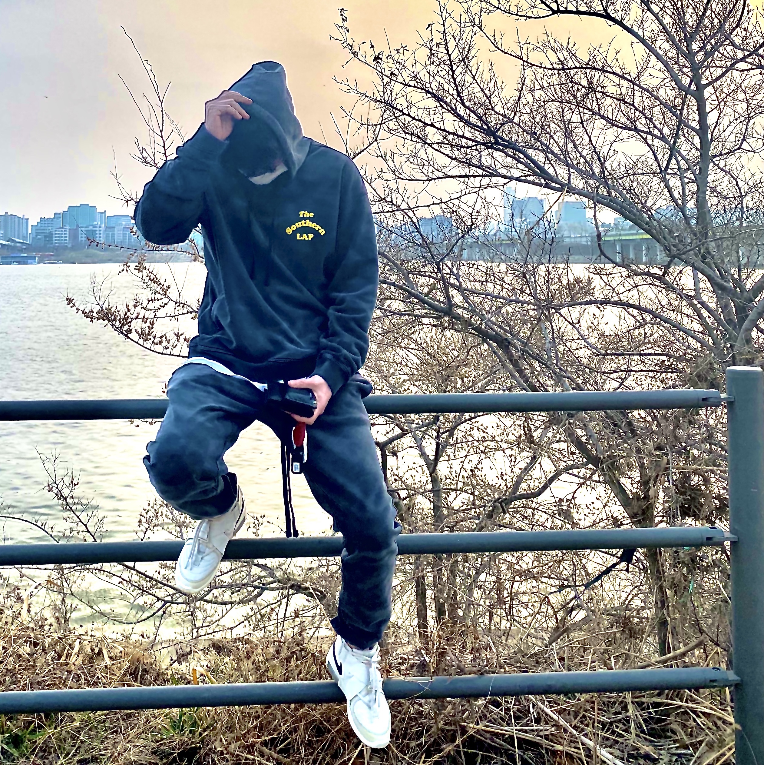 Nike x Fear of God Air Fear of God Raid Light Bone 착용 스타일