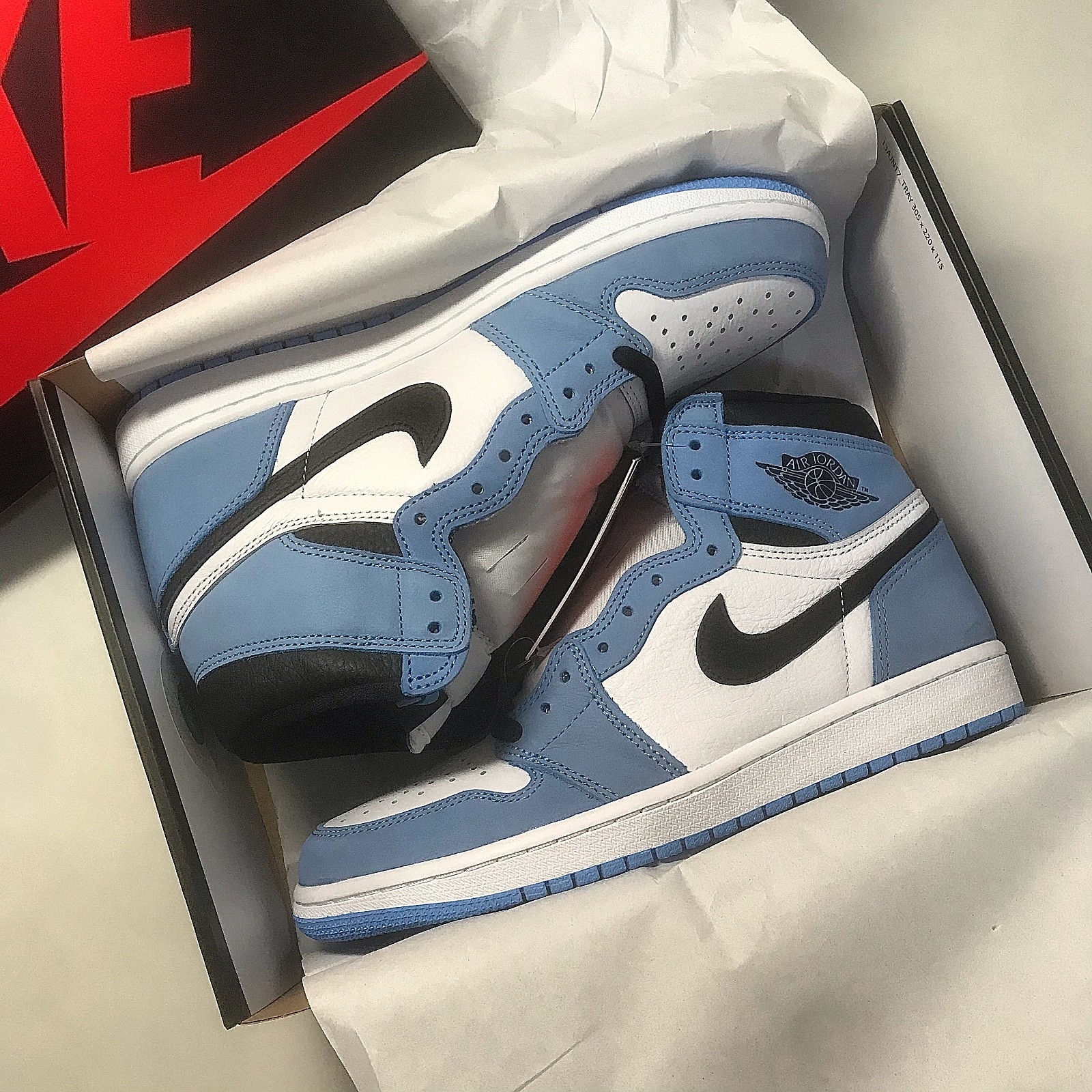 Jordan 1 Retro High OG University Blue 착용 스타일 - 3