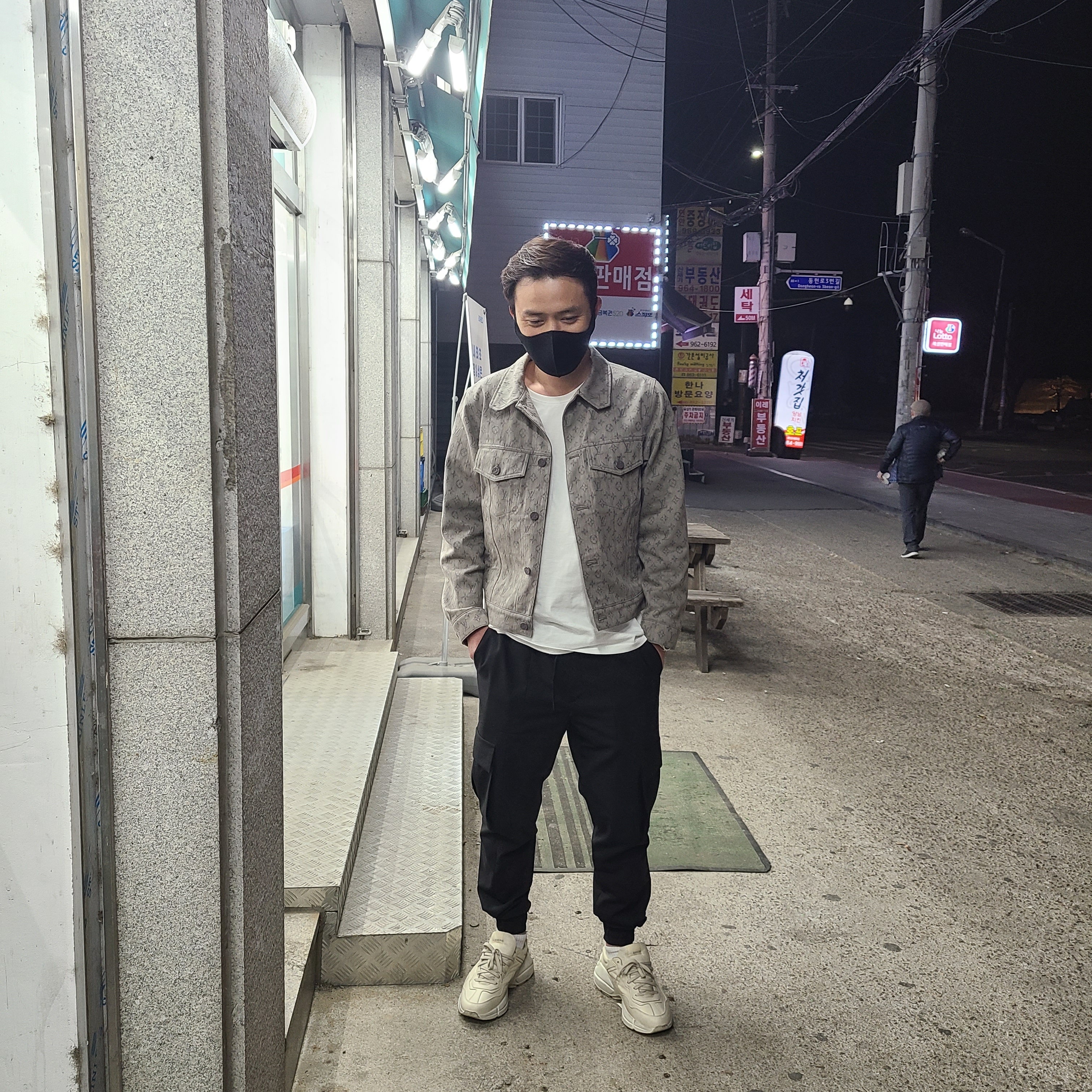 Gucci Rhyton Leather Sneakers Distressed Ivory 착용 스타일