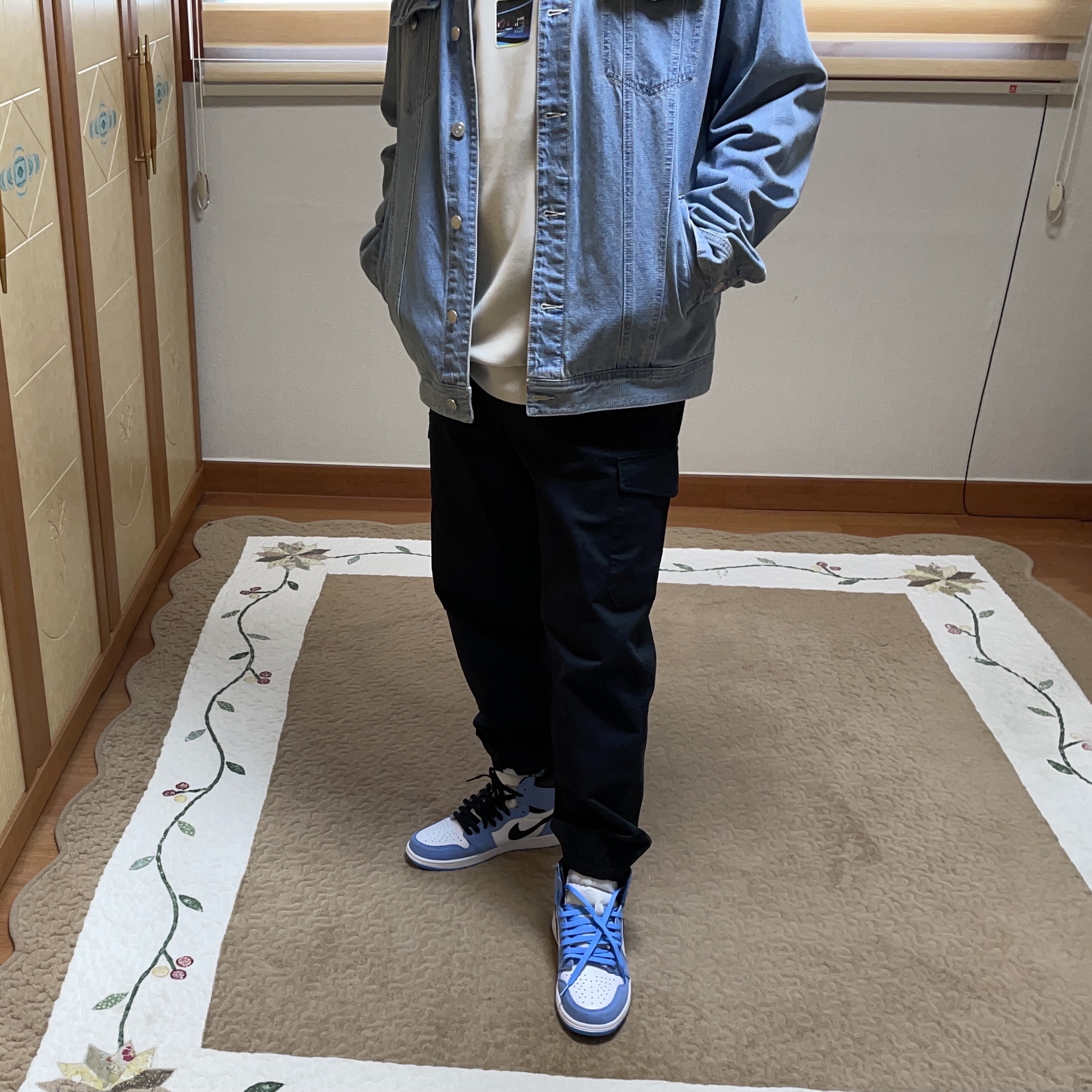 Jordan 1 Retro High OG University Blue ์ฐฉ์ฉ ์คํ์ผ