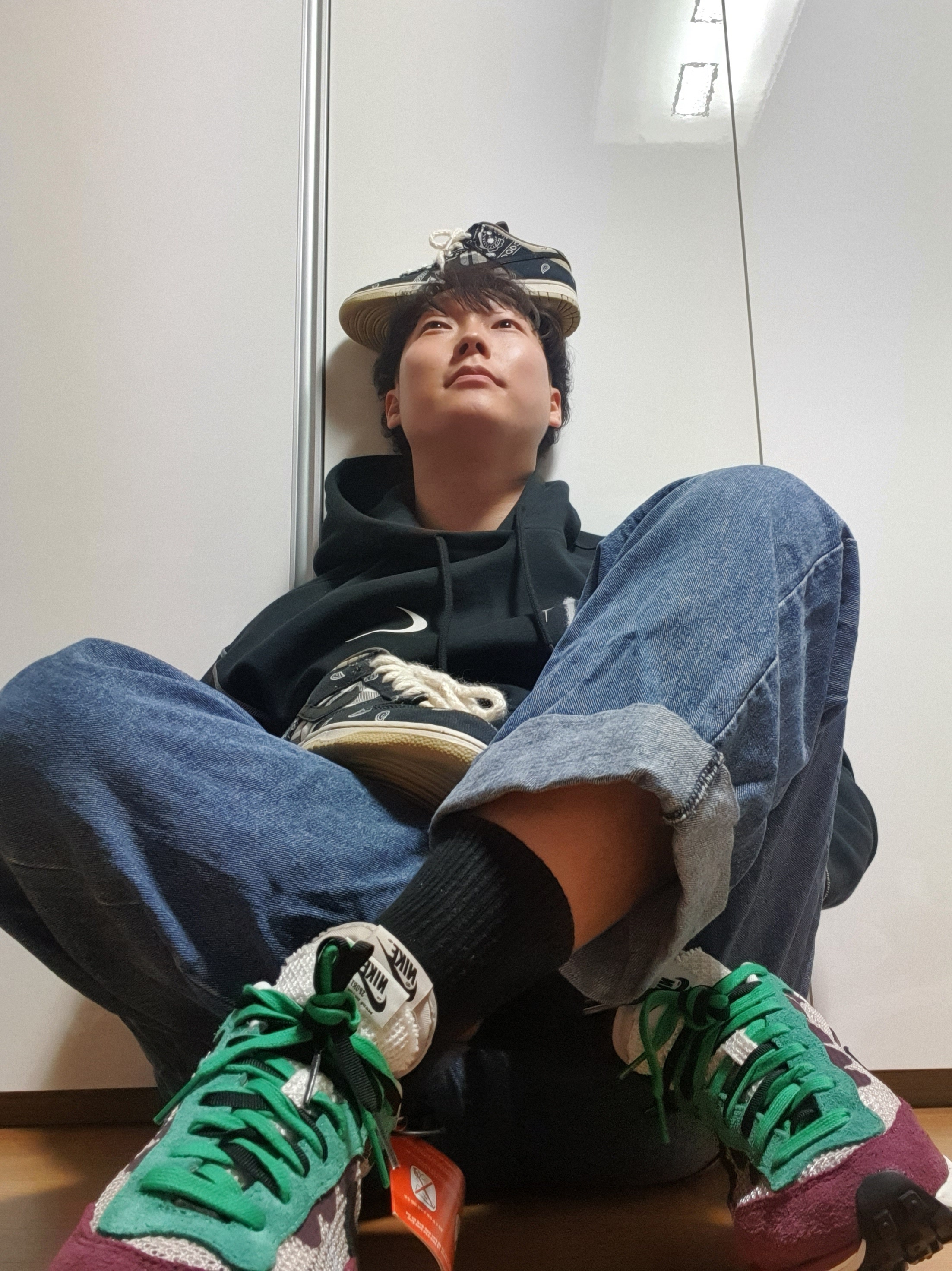 Nike x Travis Scott SB Dunk Low, Nike x Off-White NRG RU Hoodie 착용 스타일