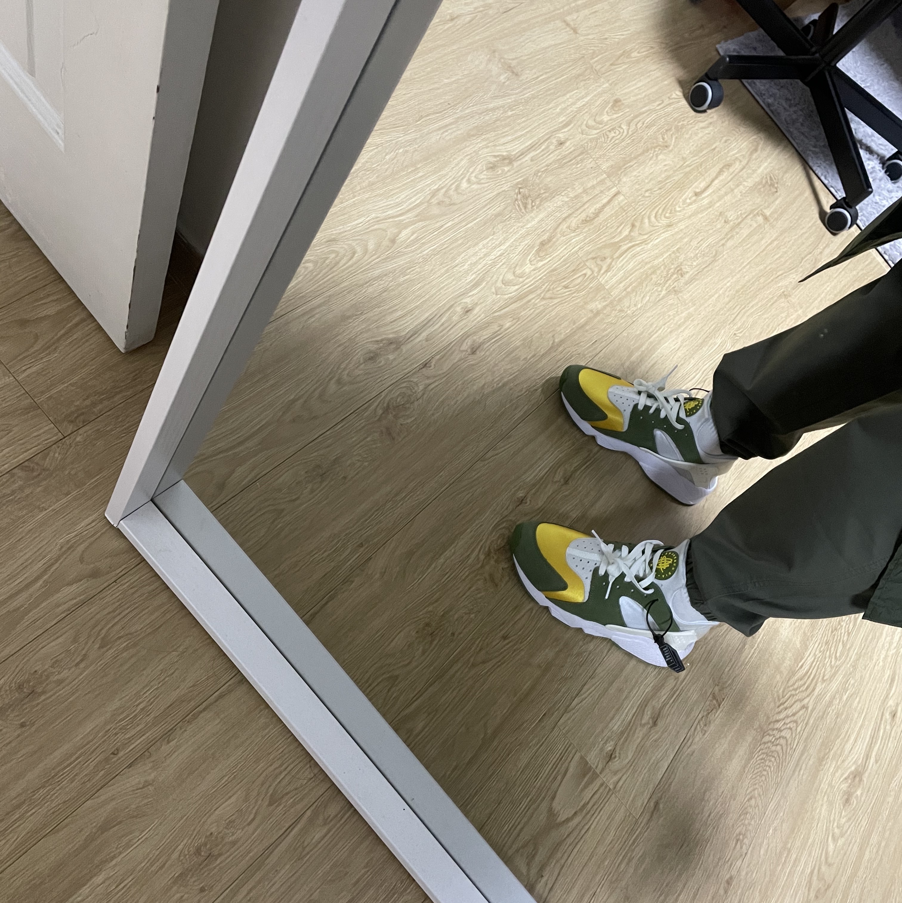 Nike x Stussy Air Huarache LE Dark Olive 착용 스타일 - 2