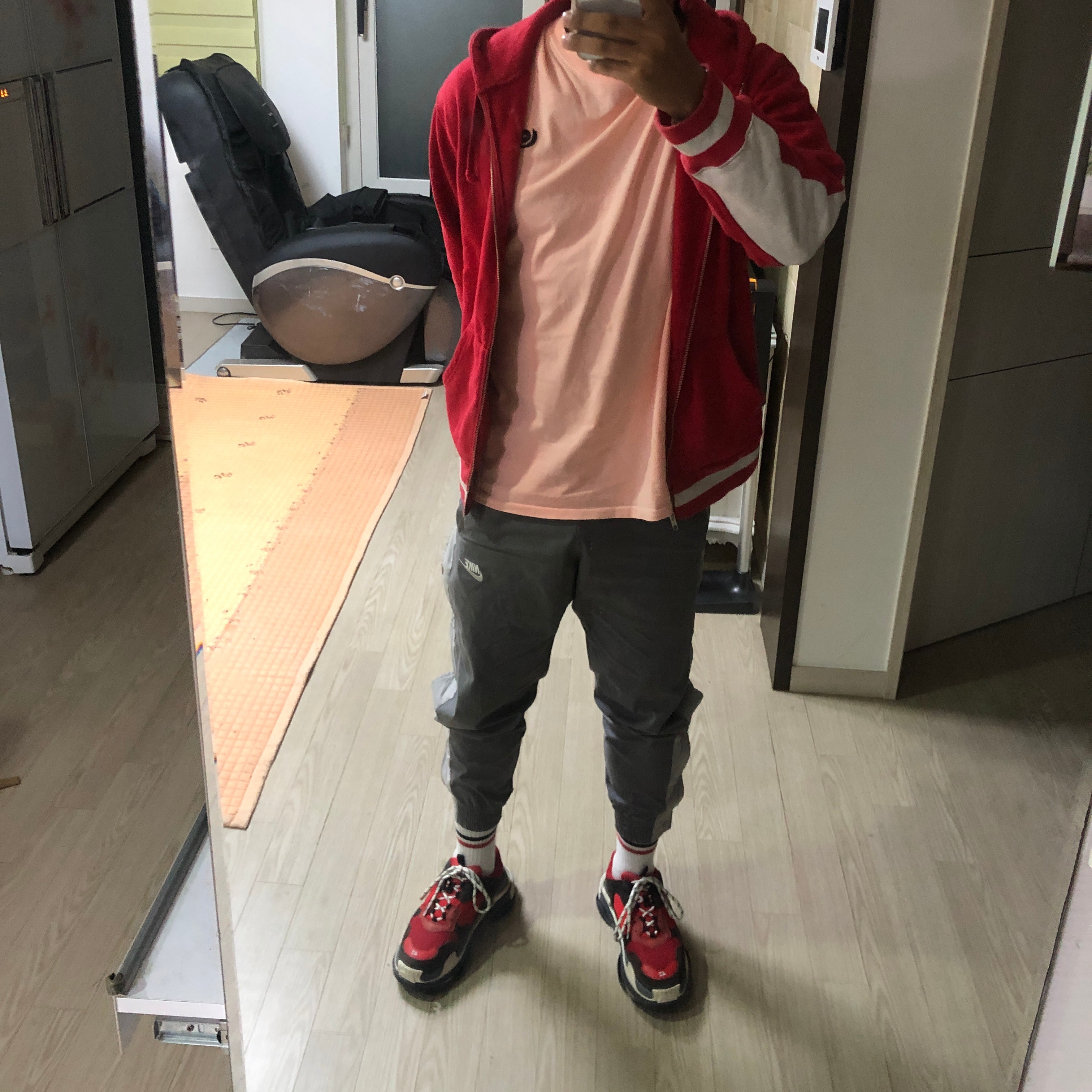 Balenciaga Triple S Red Black 2018, Gucci Rhyton Leather Sneakers Logo 착용 스타일 - 1