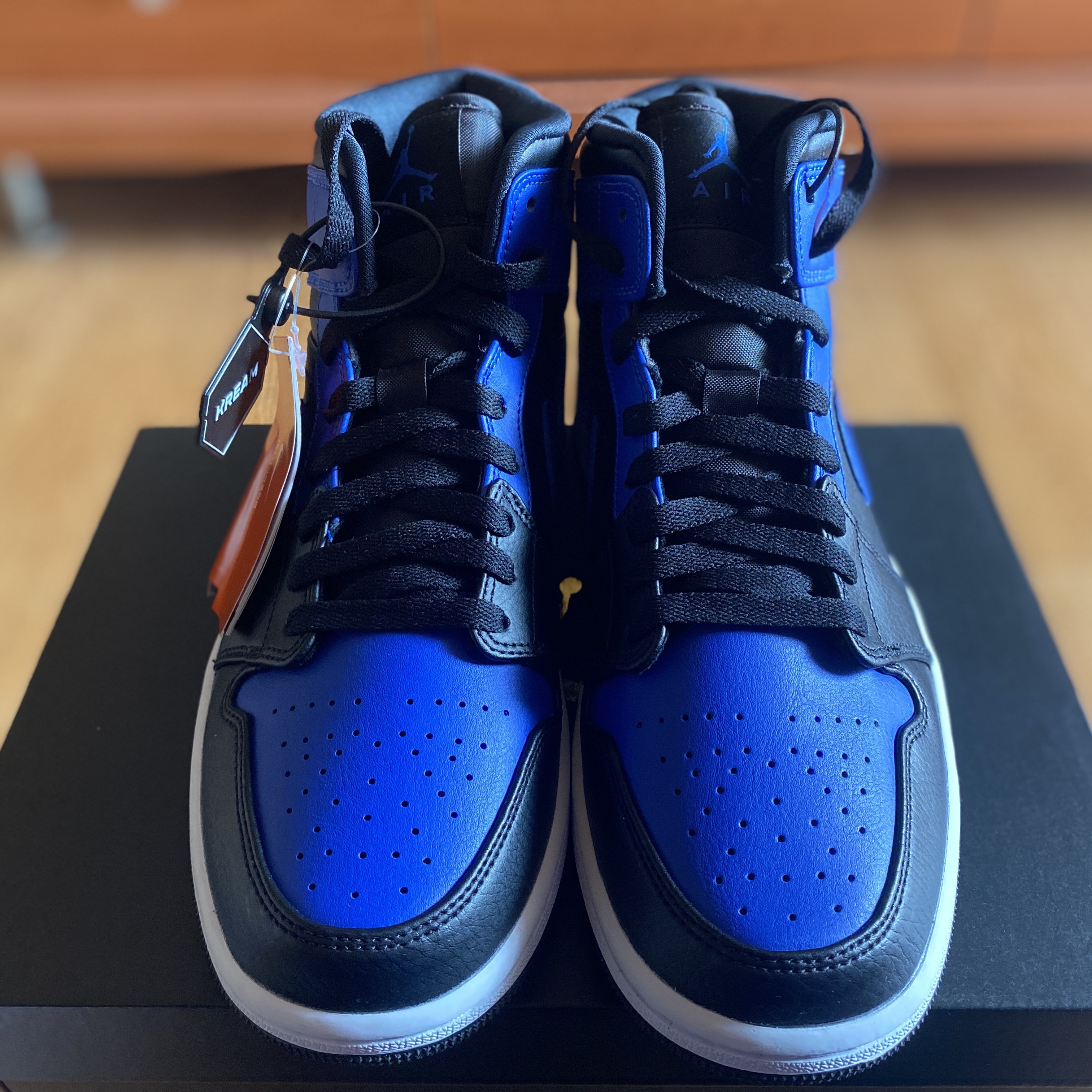 Jordan 1 Mid Black Hyper Royal 착용 스타일 - 2