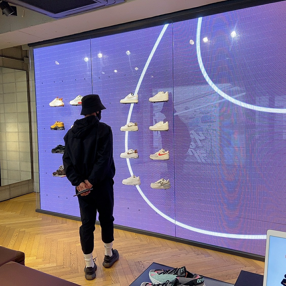 Adidas Yeezy Boost 350 V2 Cinder 착용 스타일