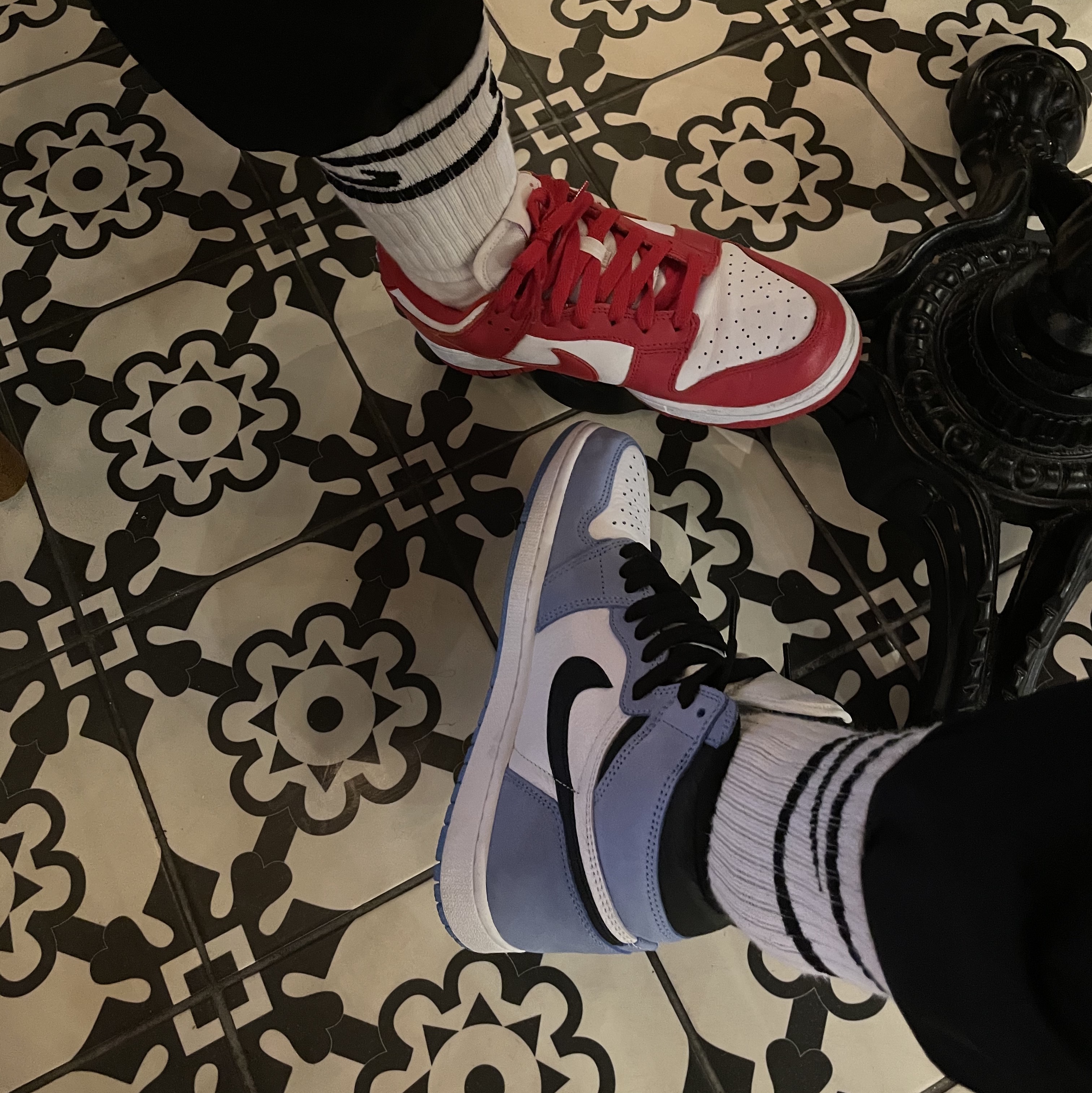 Nike Dunk Low SP University Red 2020, Jordan 1 Retro High OG University Blue 착용 스타일