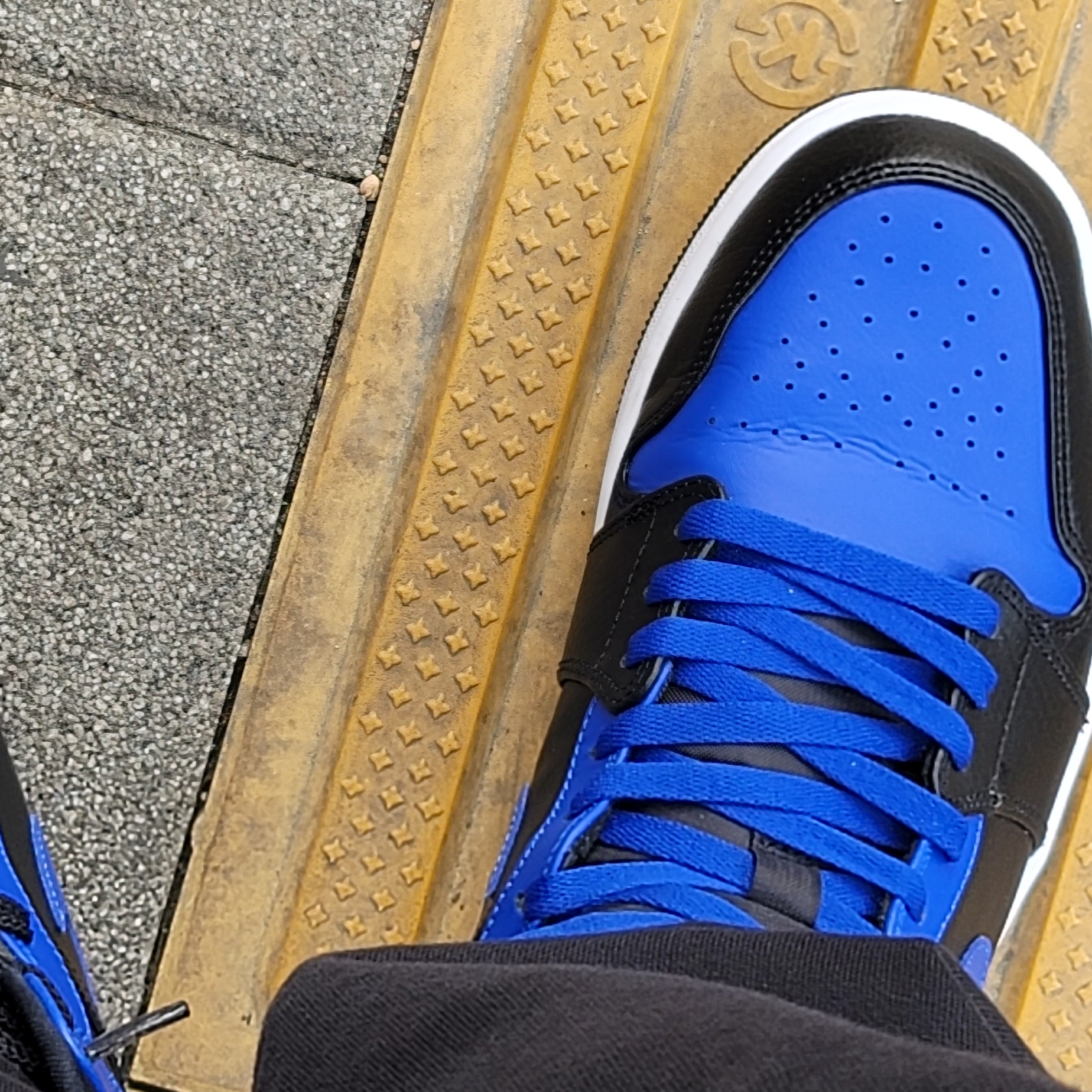 Jordan 1 Mid Black Hyper Royal 착용 스타일