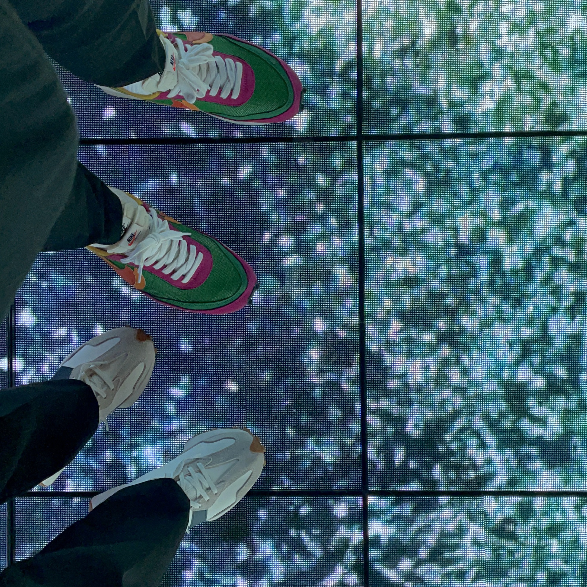 Nike x Sacai LDWaffle Pine Green, (W) New Balance 327 Beige Gum 착용 스타일