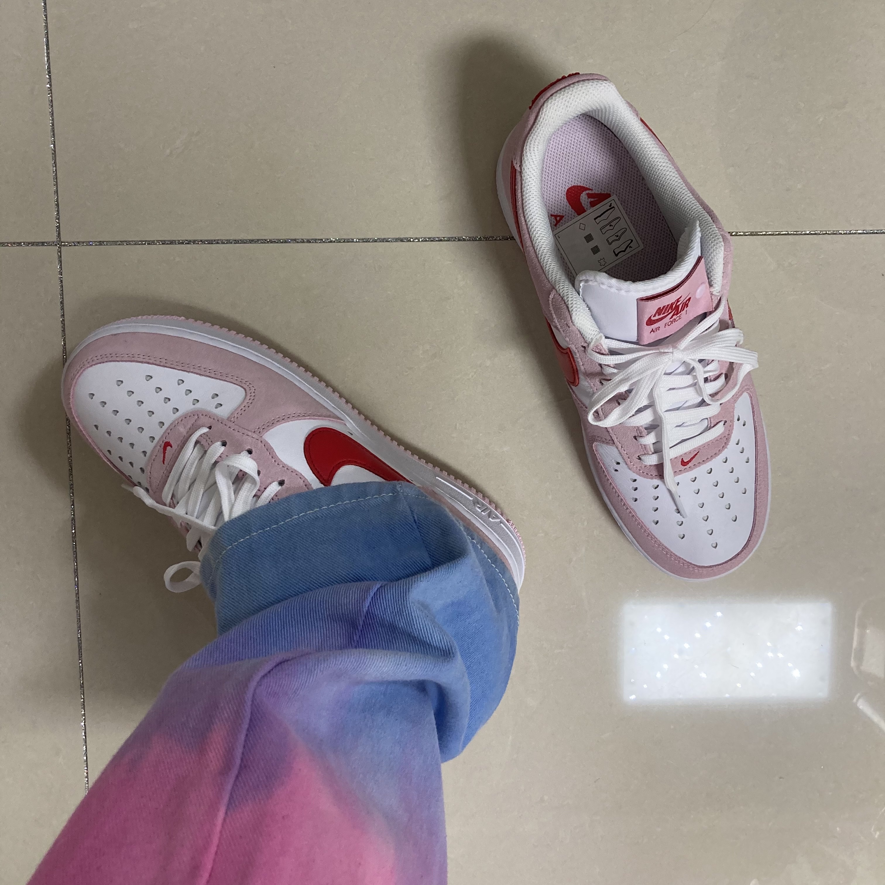Nike Air Force 1 '07 QS Valentine's Day 착용 스타일 - 1
