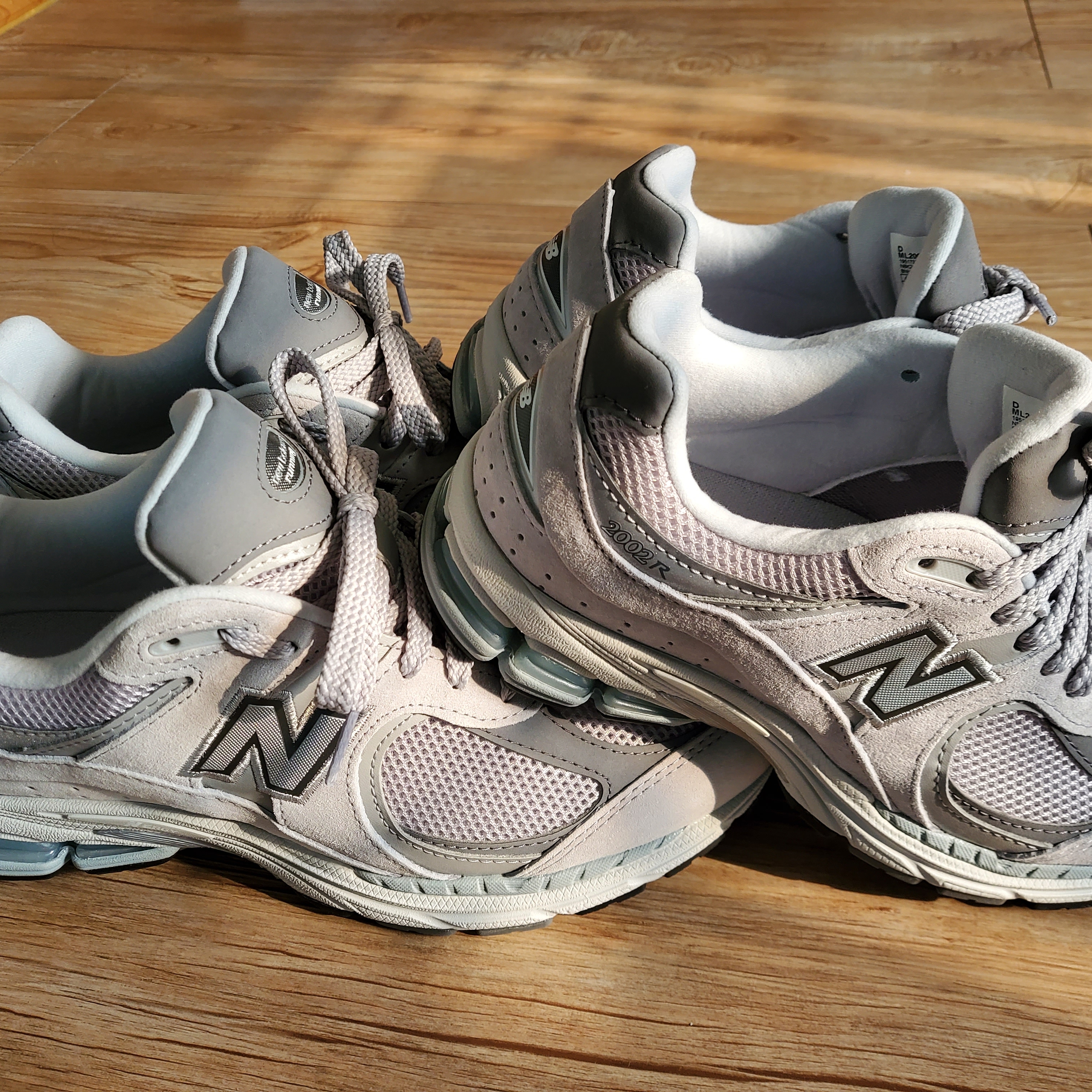 New Balance 2002R T2 Gray 착용 스타일 - 2