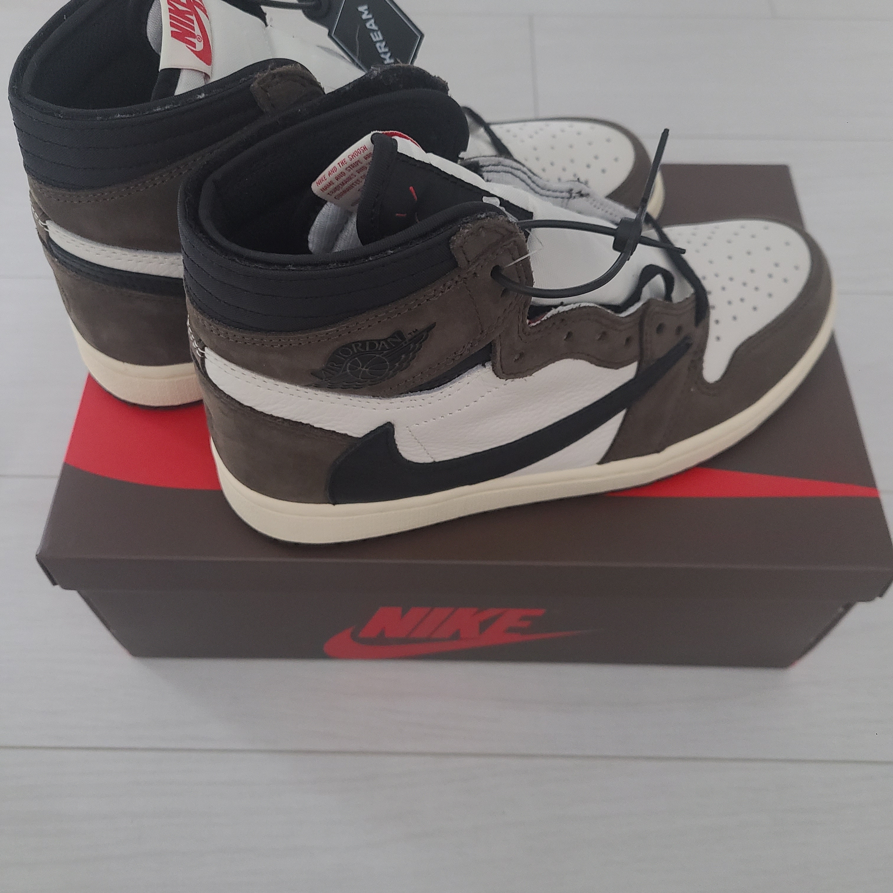 Jordan 1 x Travis Scott Retro High OG SP Mocha 착용 스타일