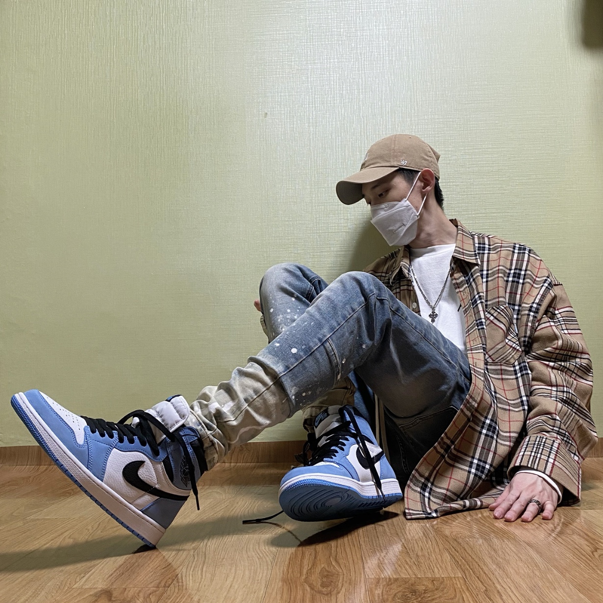 Jordan 1 Retro High OG University Blue 착용 스타일 - 1