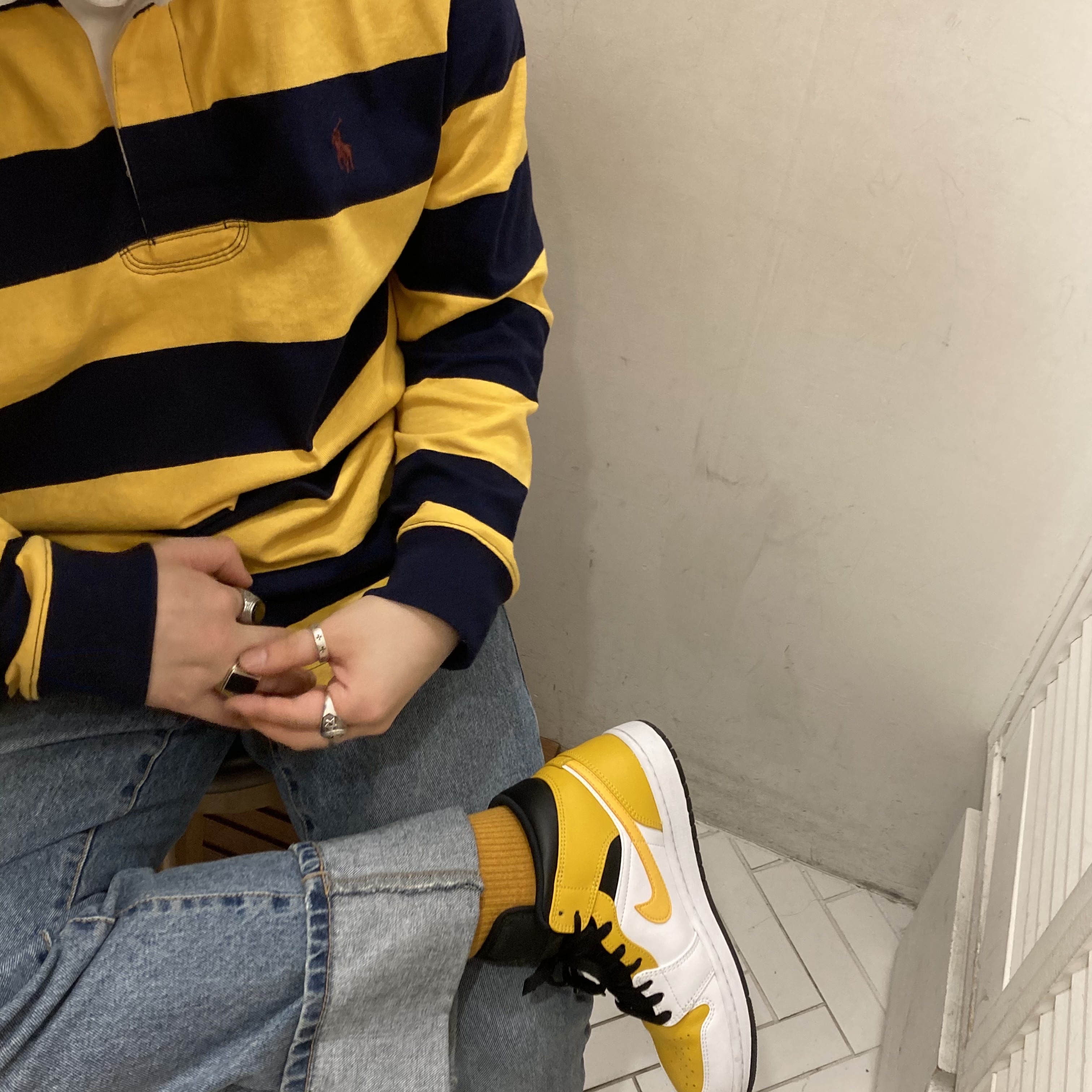 Jordan 1 Mid White University Gold 착용 스타일 - 3