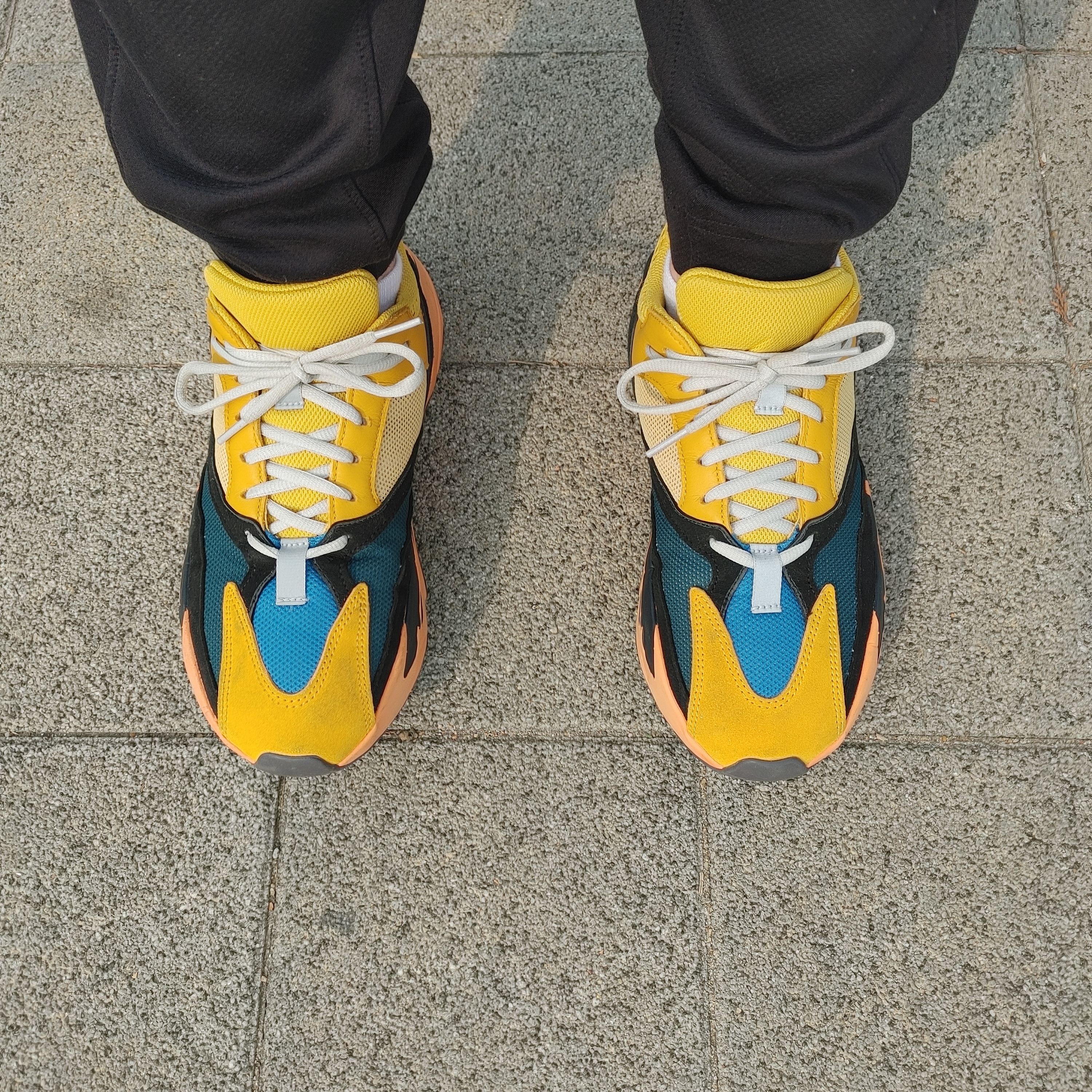 Adidas Yeezy Boost 700 Sun 착용 스타일