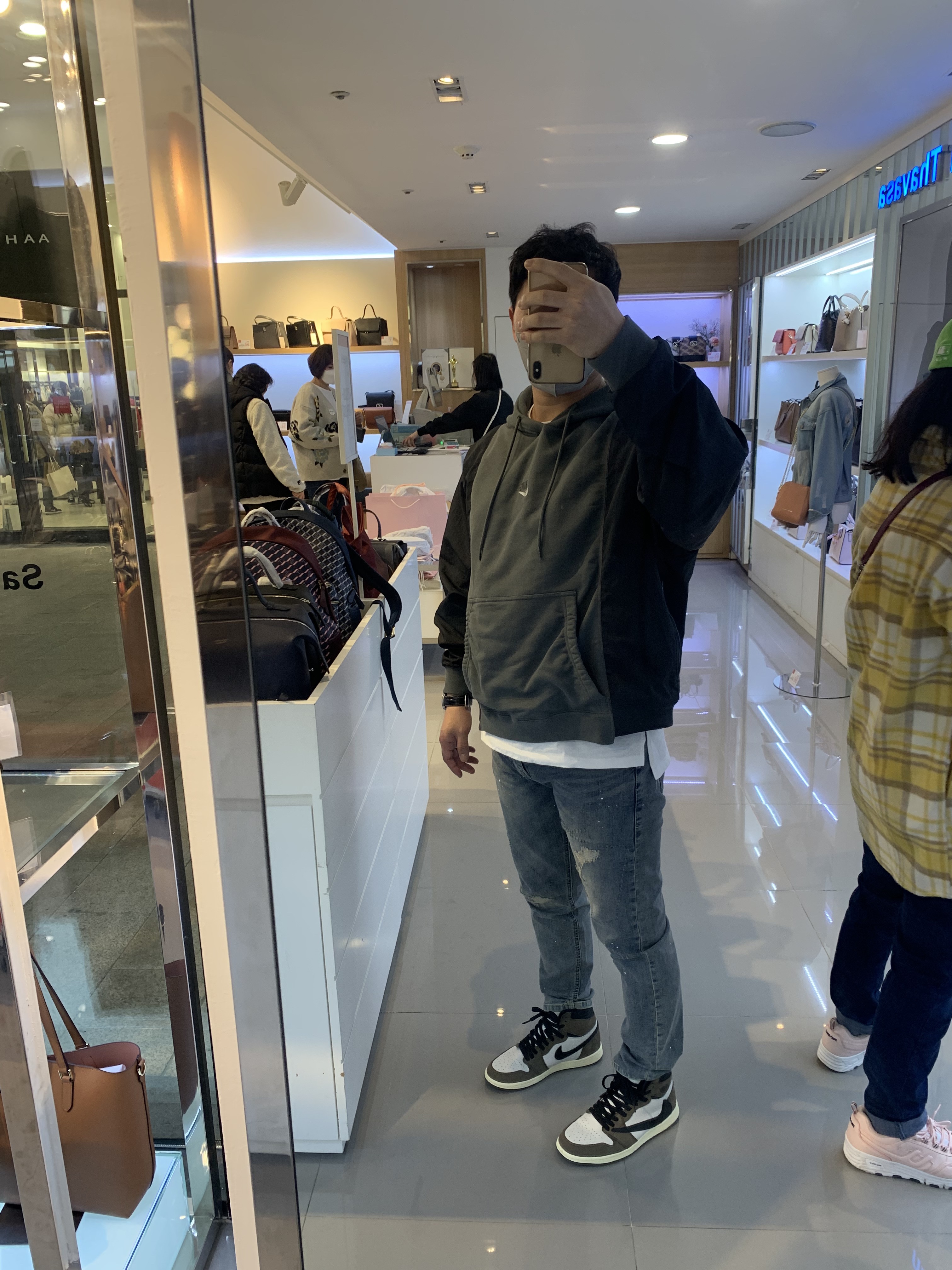 Jordan 1 x Travis Scott Retro High OG SP Mocha 착용 스타일 - 3