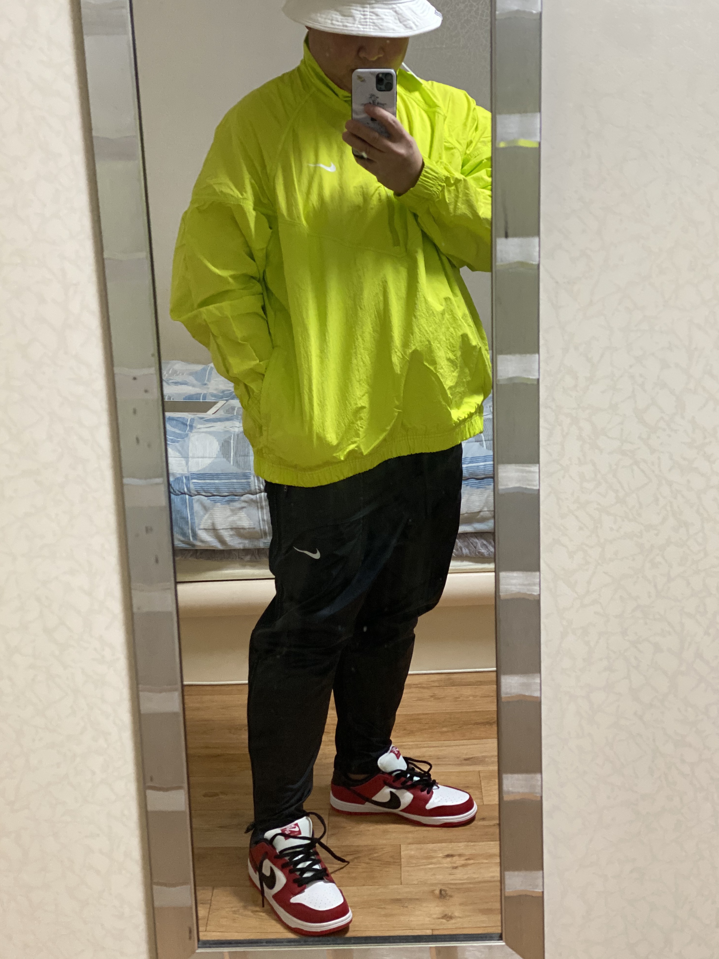 Nike x Stussy Windrunner Jacket Bright Cactus, Nike SB Dunk Low Pro Chicago 착용 스타일