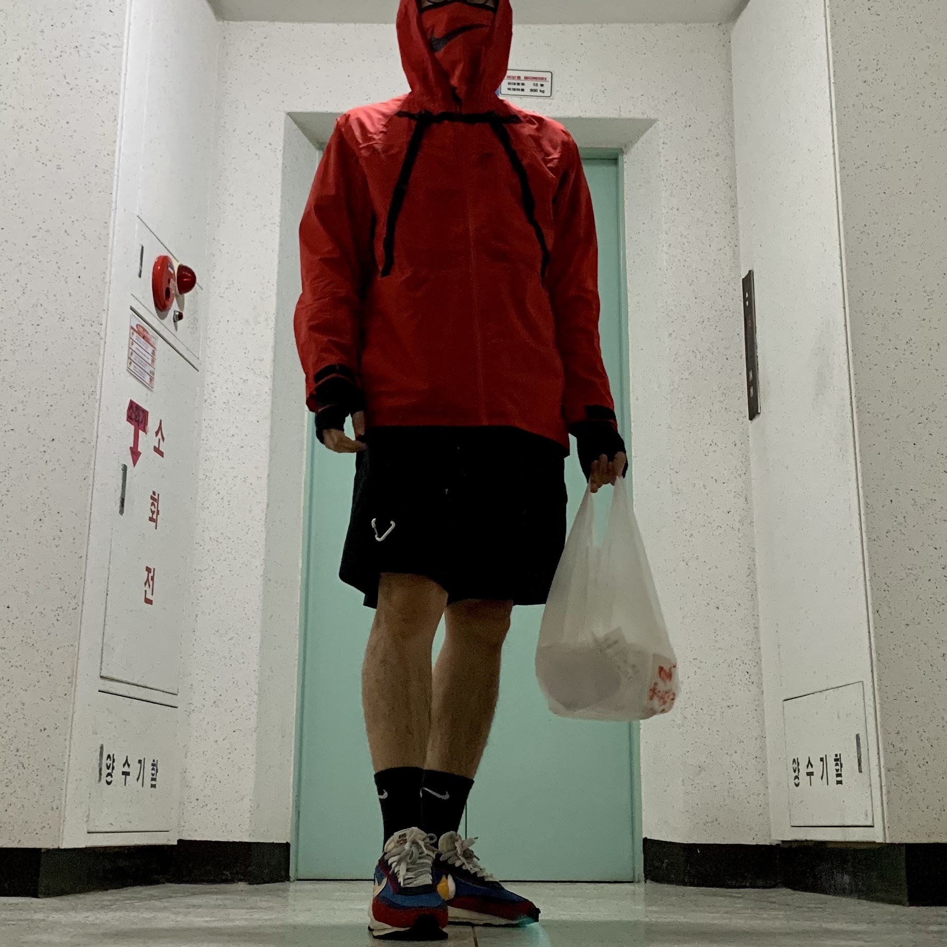 Nike x Sacai LDWaffle Blue Multi, Nike x Matthew M Williams NRG SE Jacket University Red 착용 스타일