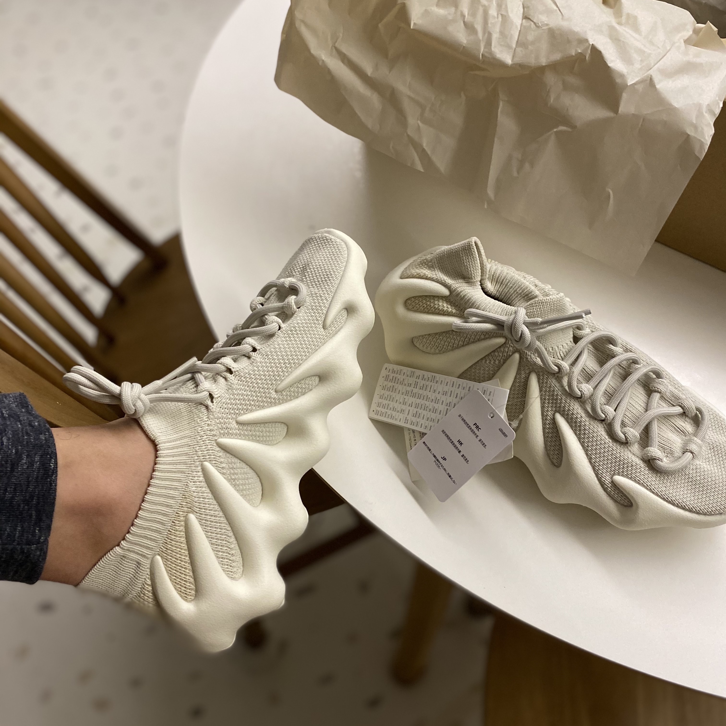 Adidas Yeezy 450 Cloud White 착용 스타일 - 1