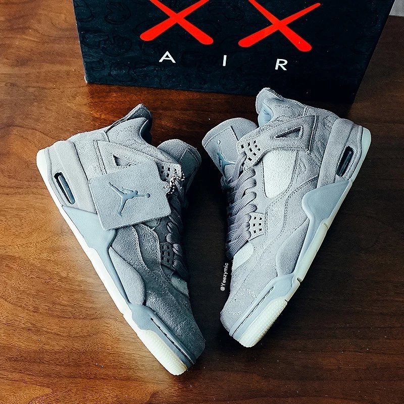 Jordan 4 x Kaws Retro Cool Grey 착용 스타일 - 2