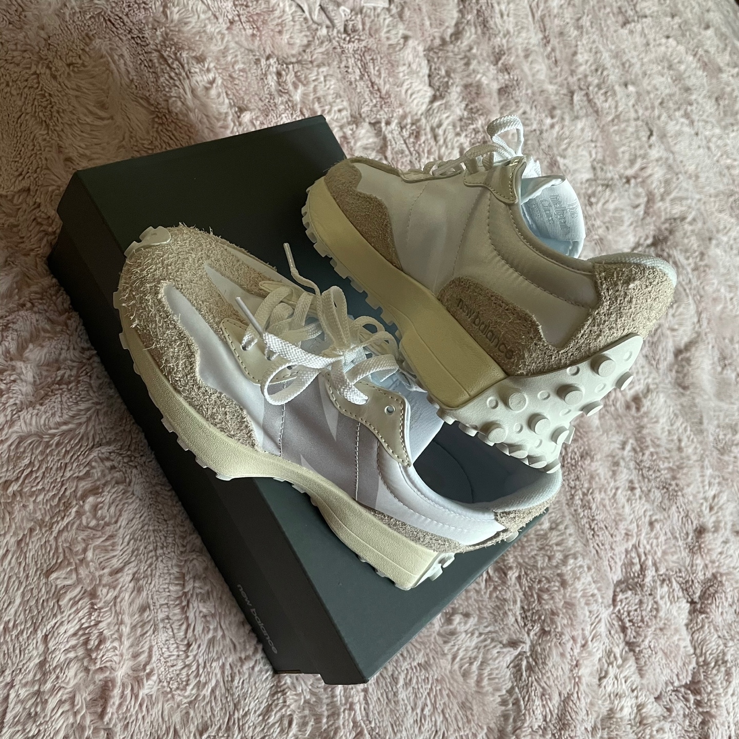 (W) New Balance 327 White Moonbeam 착용 스타일