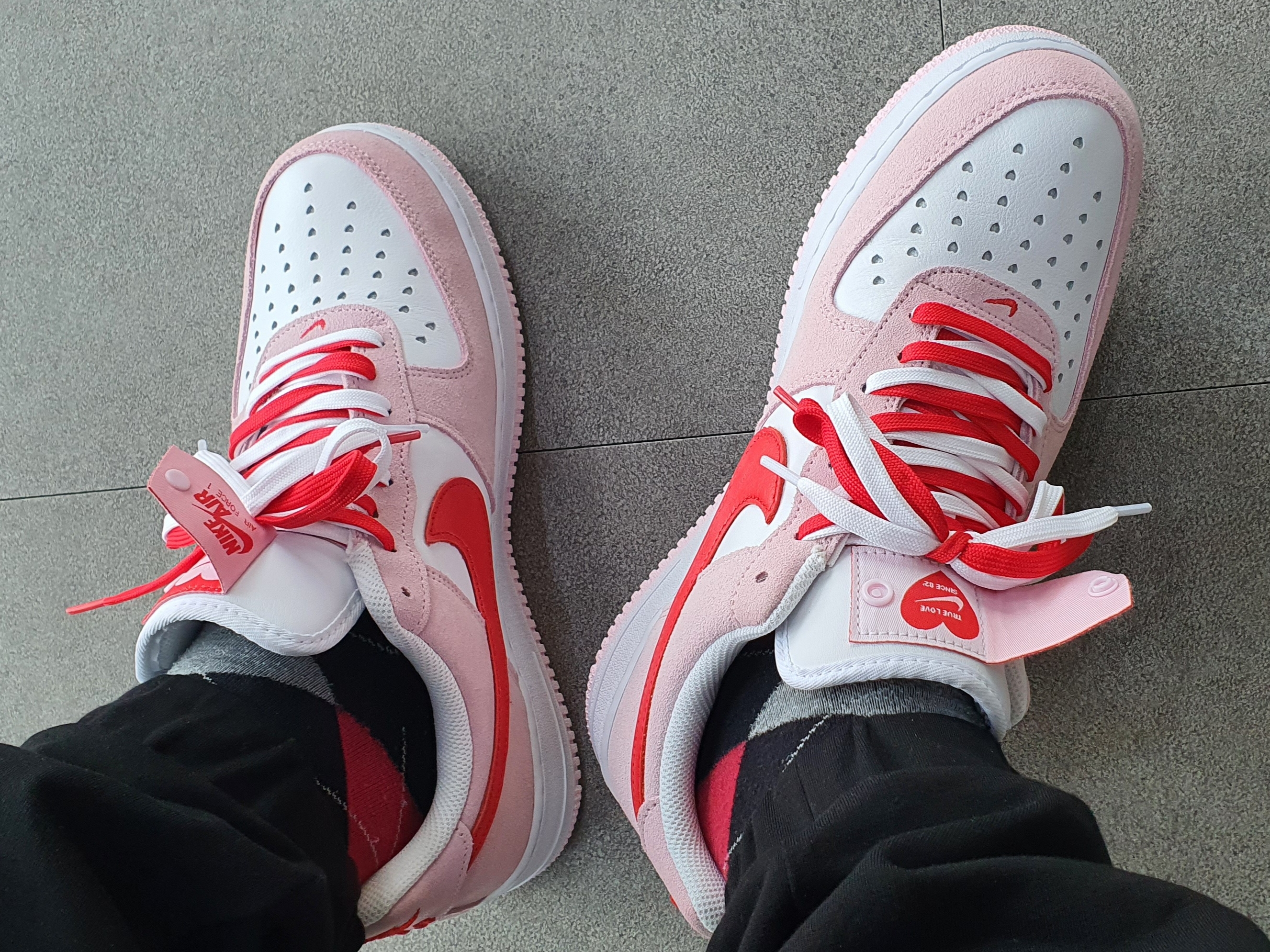 Nike Air Force 1 '07 QS Valentine's Day 착용 스타일 - 2