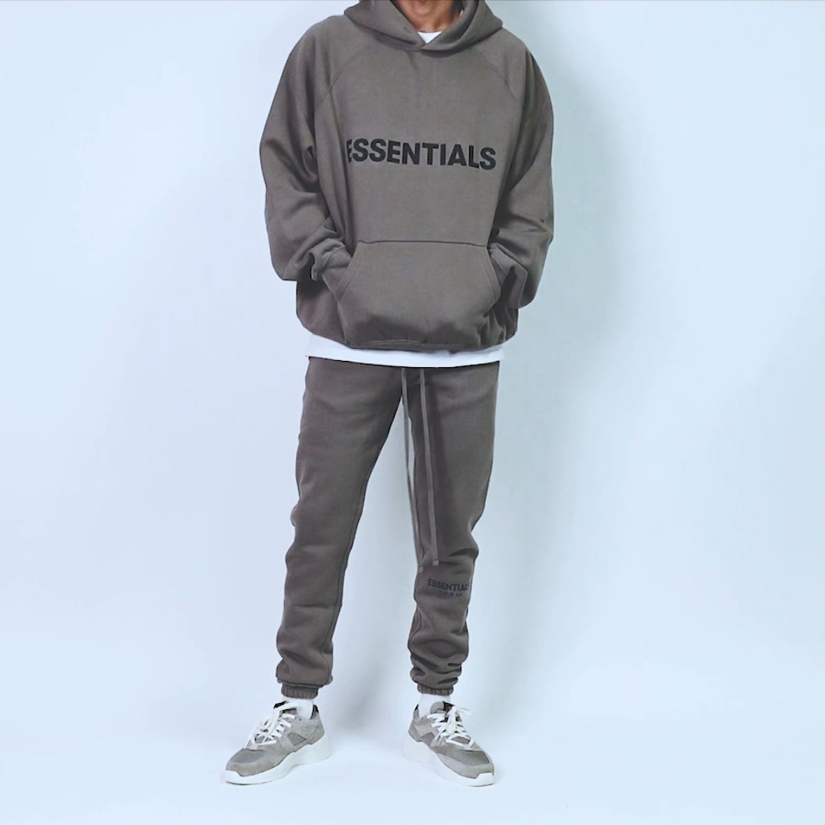 Essentials Distance Sneakers Green Gray 착용 스타일