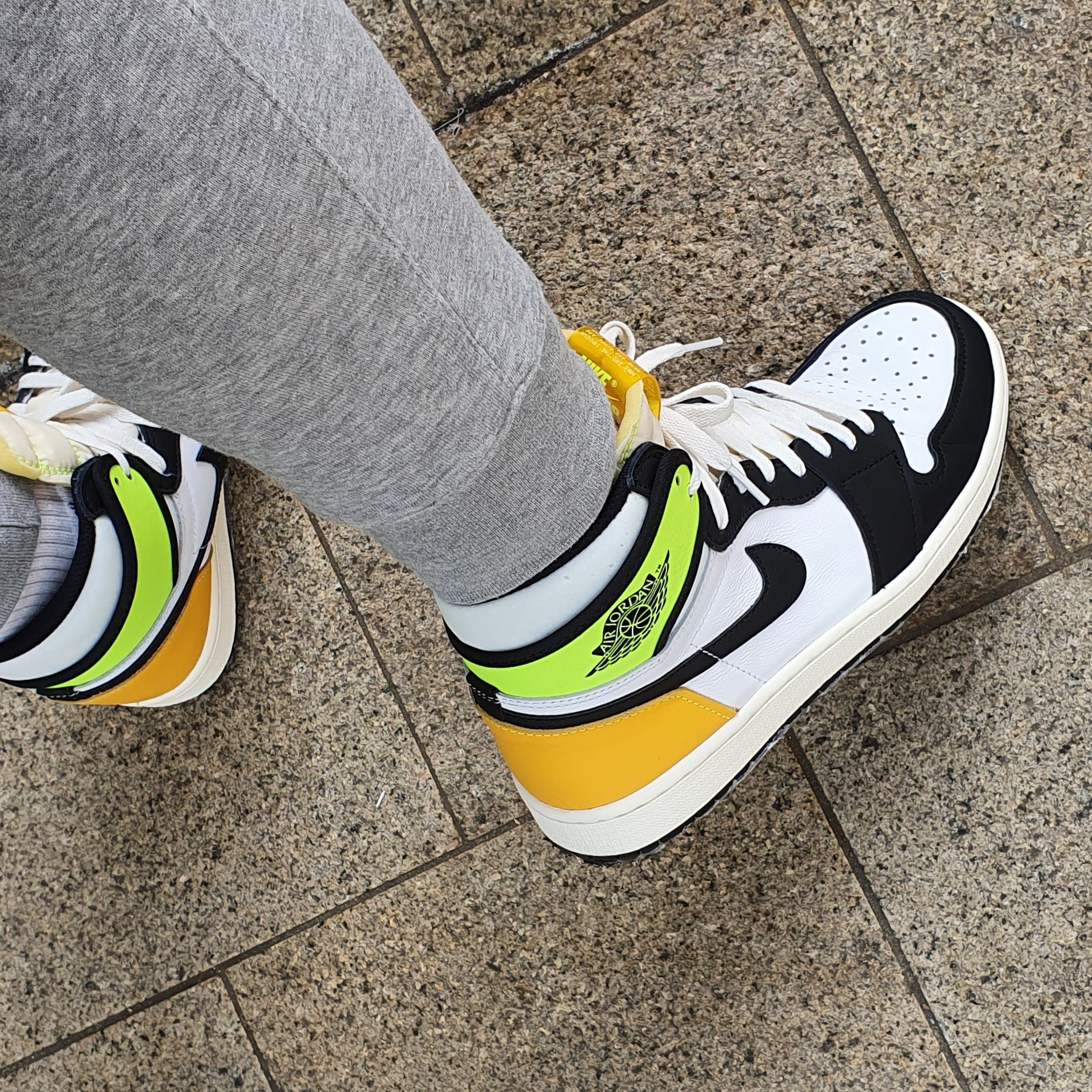 Jordan 1 Retro High OG Volt Gold 착용 스타일