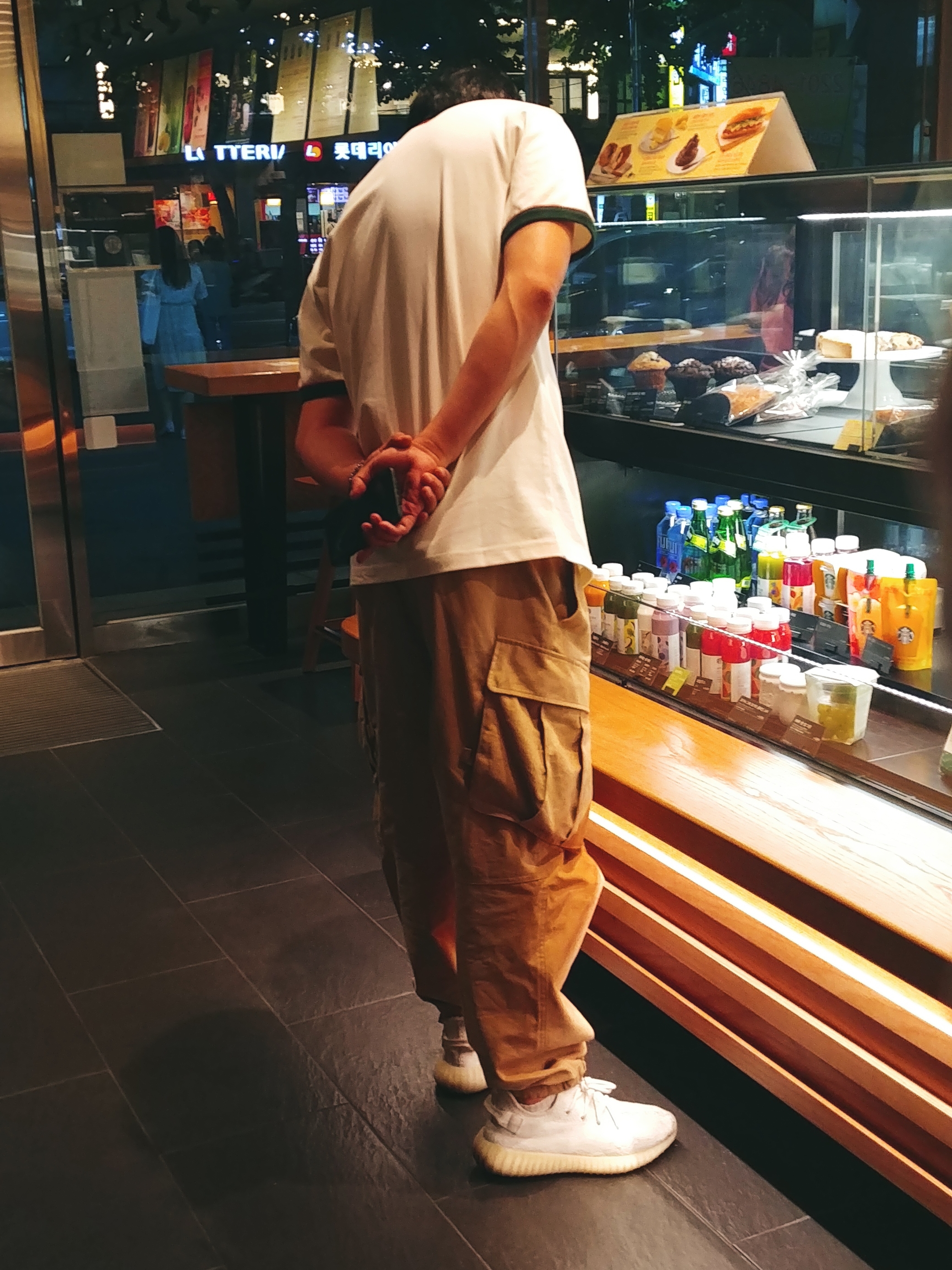 Adidas Yeezy Boost 350 V2 Cream/Triple White 착용 스타일