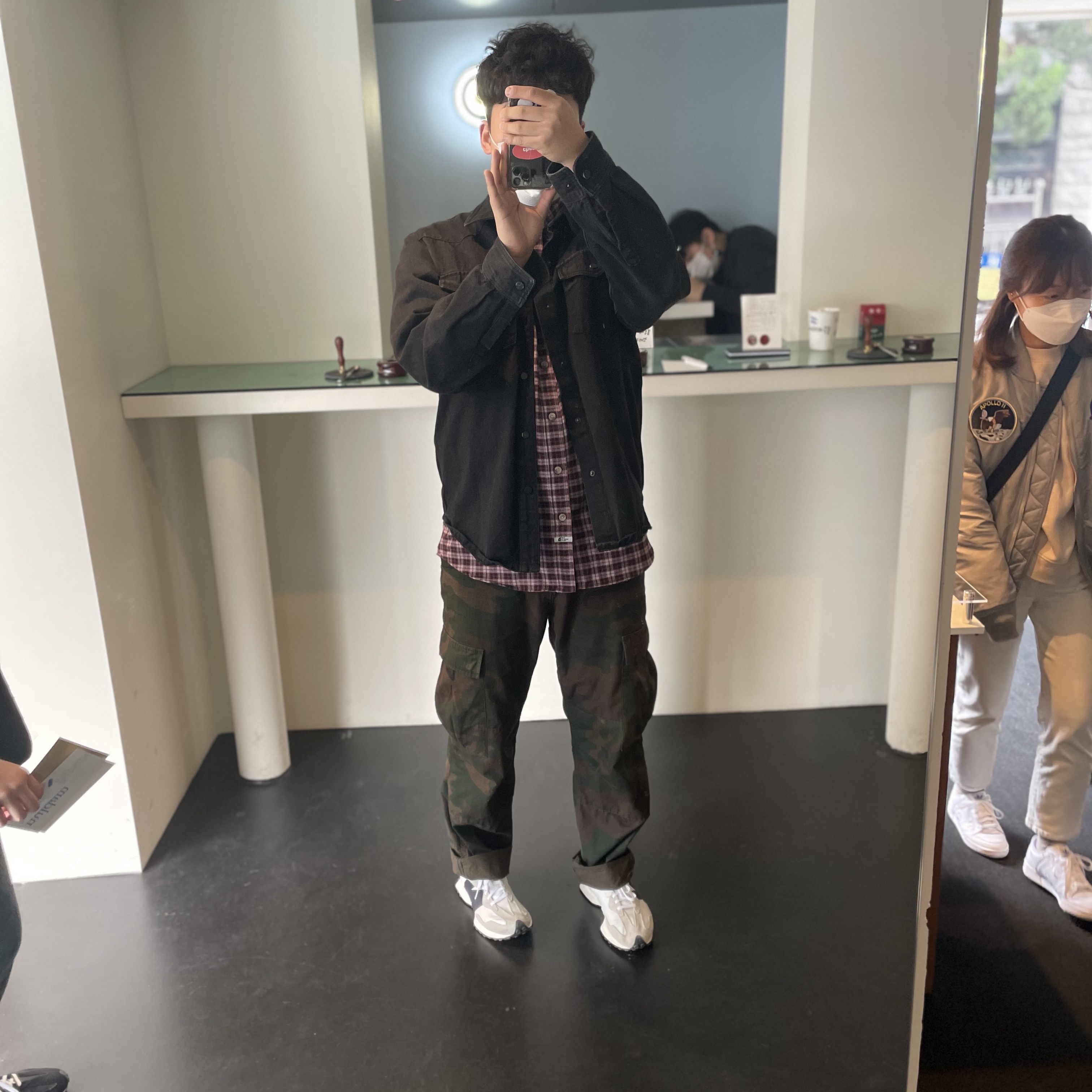 New Balance 327 White Black 착용 스타일 - 2