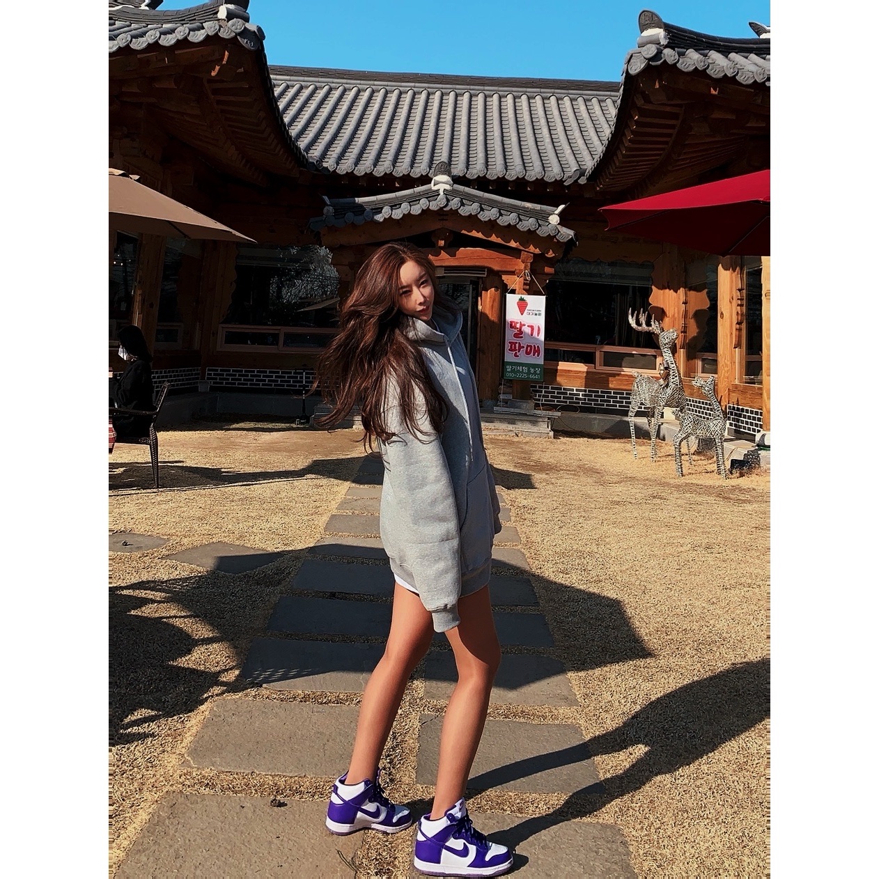 (W) Nike Air Force 1 Shadow Triple White, (W) Nike Dunk High SP Varsity Purple 착용 스타일 - 2