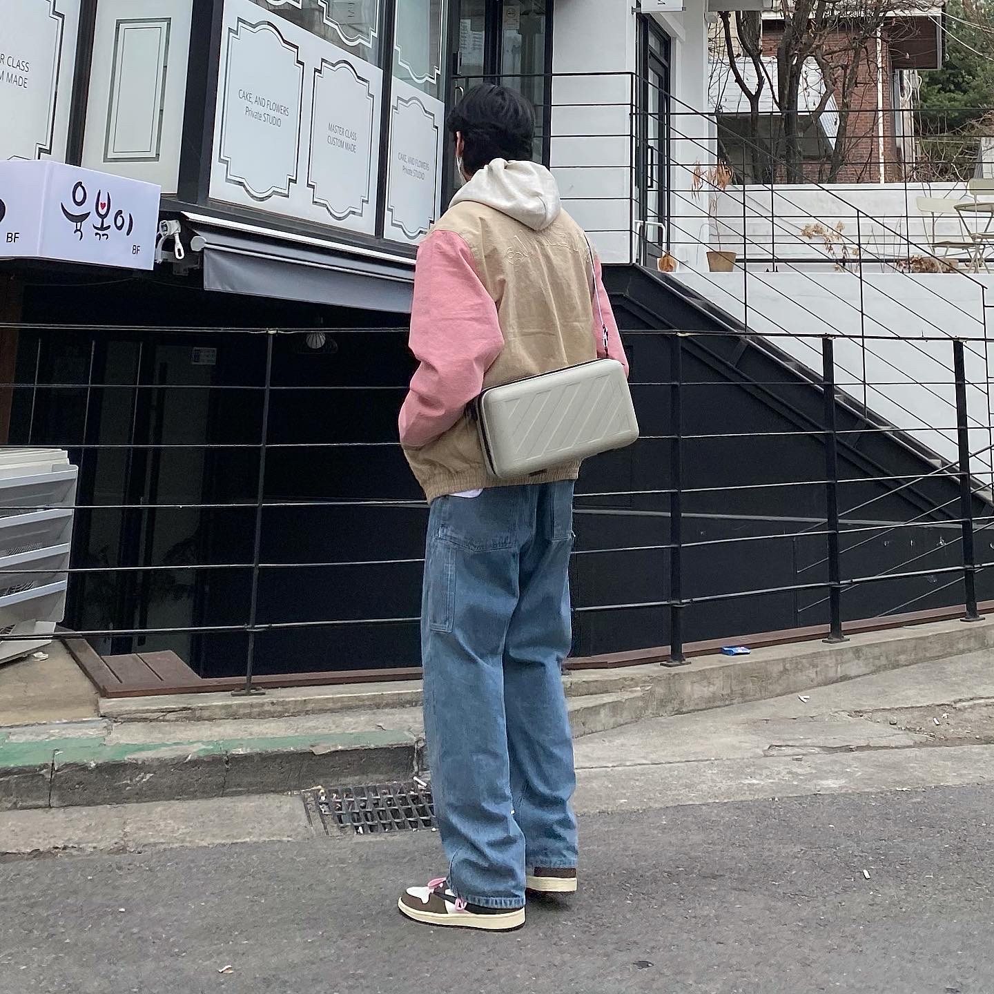 Jordan 1 x Travis Scott Retro High OG SP Mocha, Off-White x Amore Pacific Protection Box (Without Cosmetics) 착용 스타일 - 2