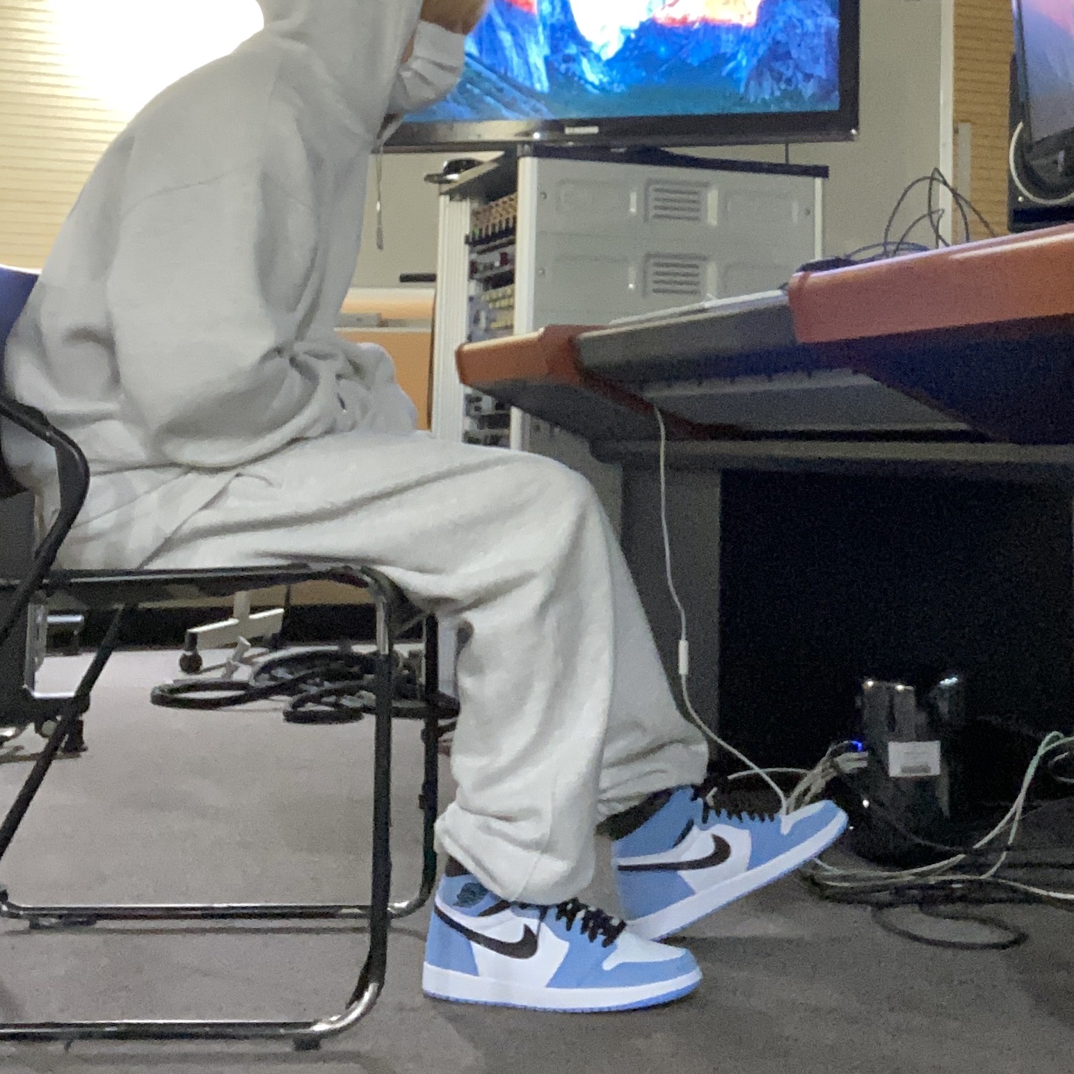 Jordan 1 Retro High OG University Blue 착용 스타일 - 1