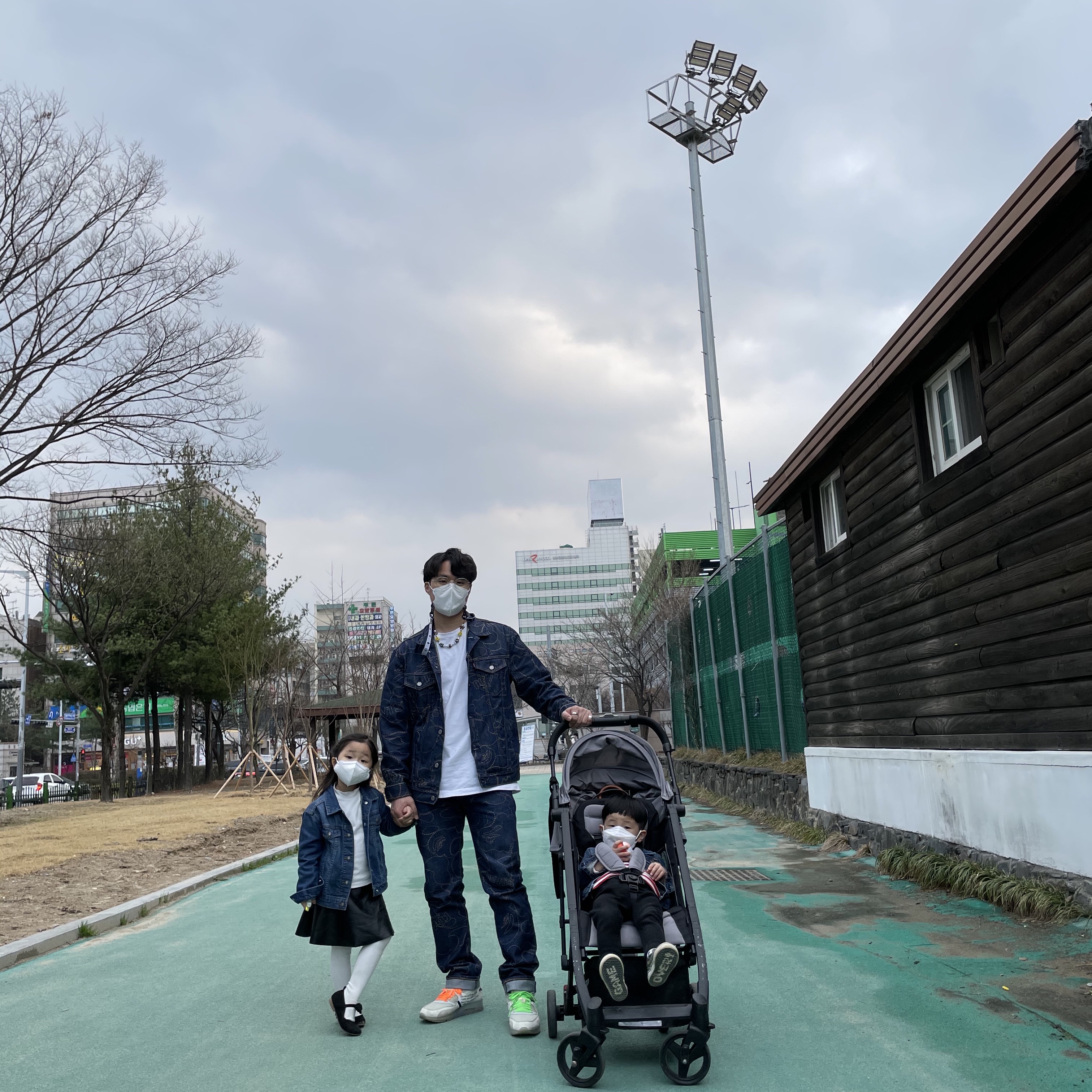 Nike x Off-White Air Max 90 The Ten, BAPE x Levi's Camo Trucker Jacket Indigo 착용 스타일 - 1