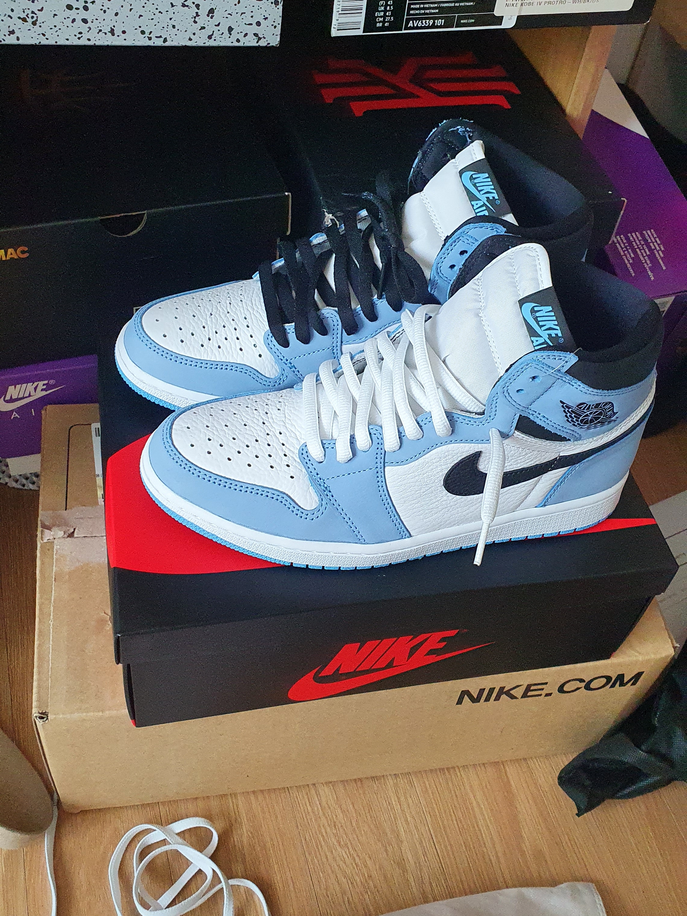 Jordan 1 Retro High OG University Blue 착용 스타일 - 3