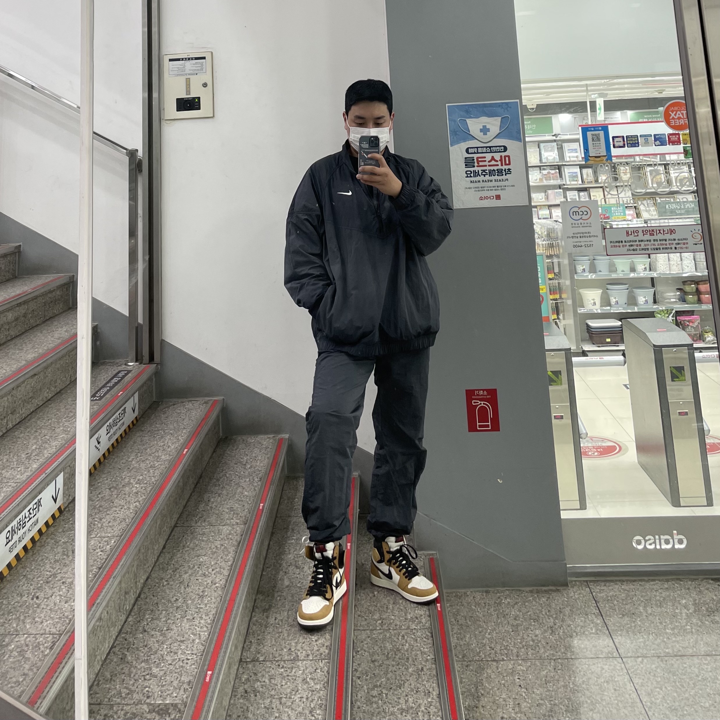 Jordan 1 Retro High Rookie of the Year, Nike x Stussy Windrunner Jacket Off Noir 착용 스타일