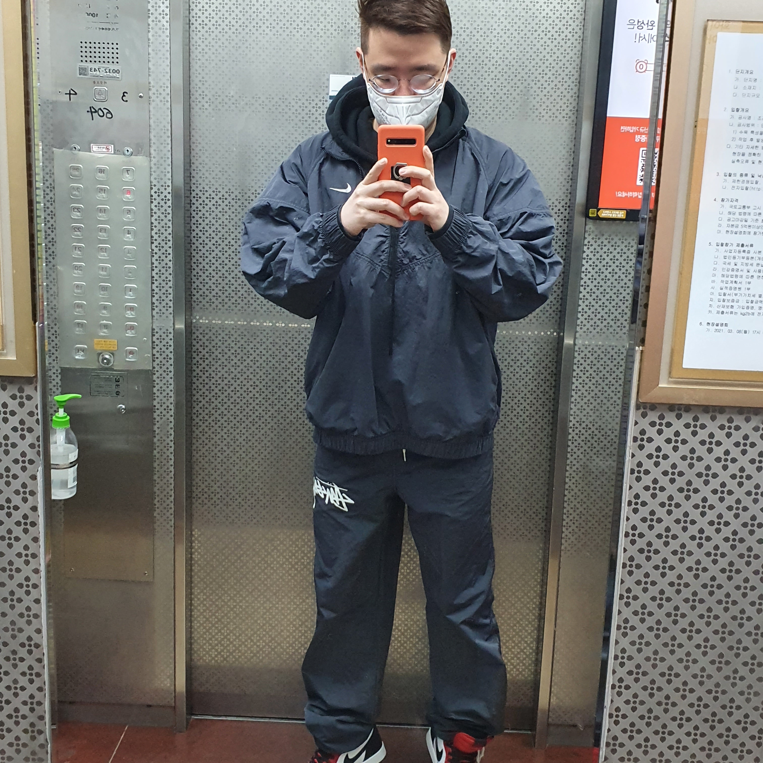 Nike x Stussy Windrunner Jacket Off Noir, Nike x Stussy Beach Pants Off Noir 착용 스타일
