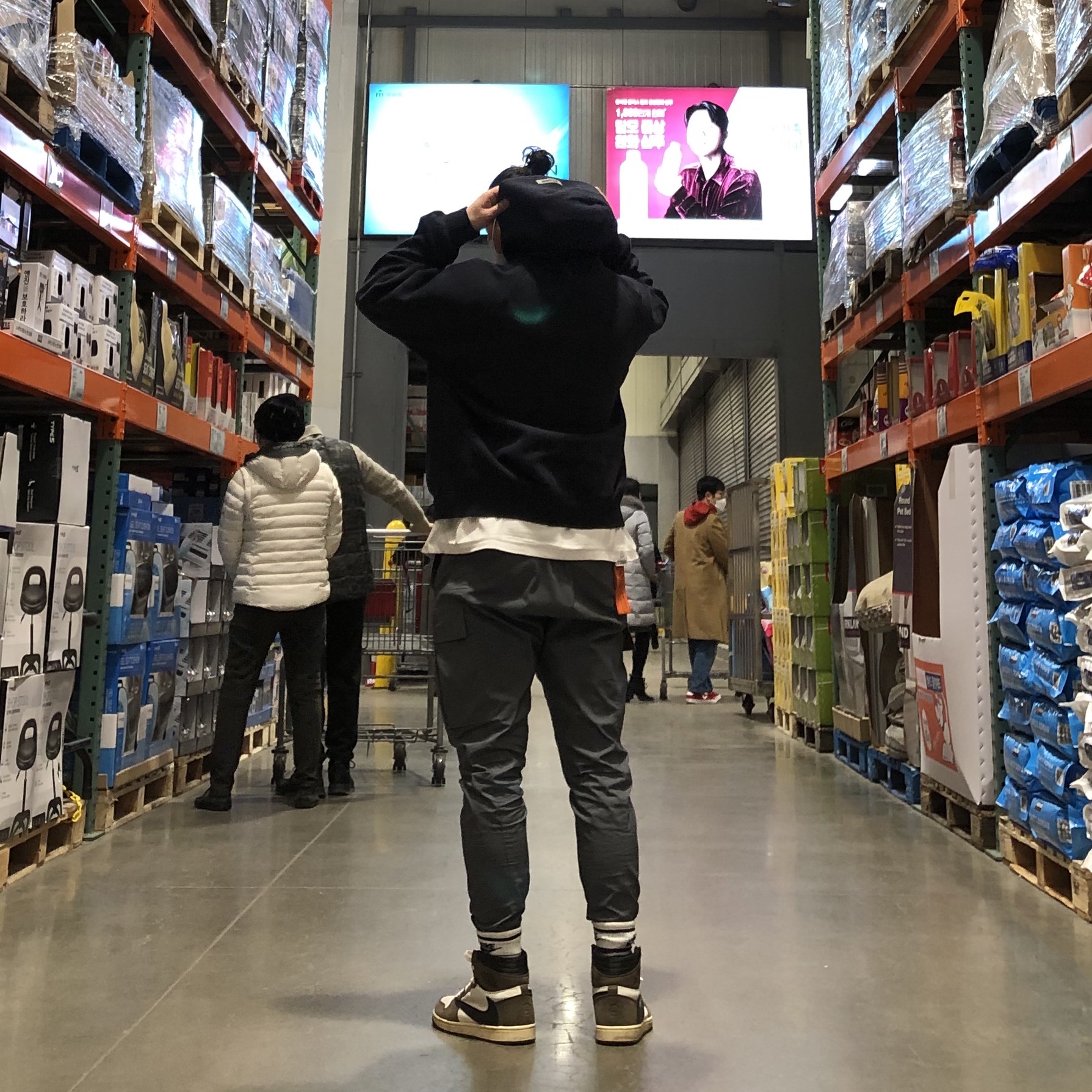 Jordan 1 x Travis Scott Retro High OG SP Mocha, Essentials Logo Hoodie Navy/Dark Navy - Ssense Exclusive 착용 스타일