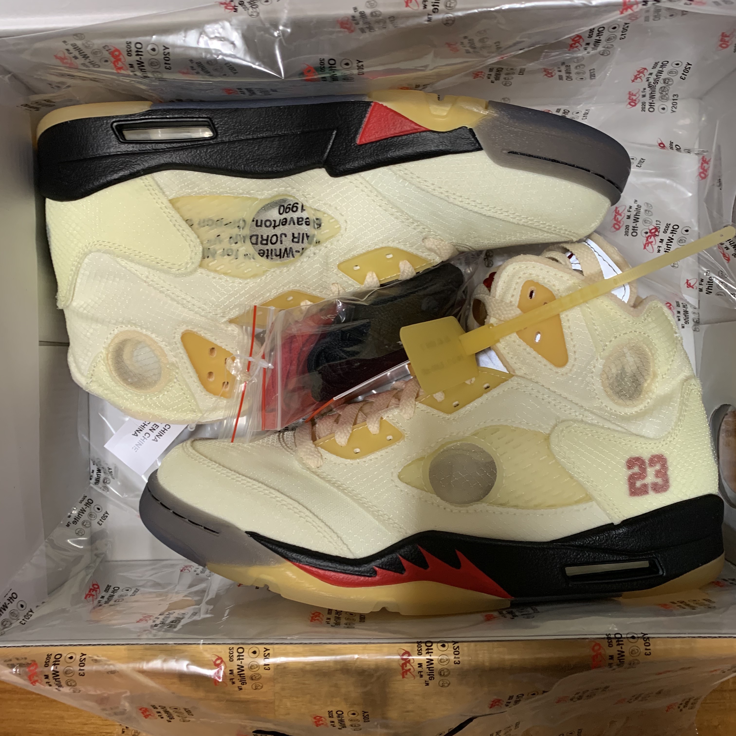 Jordan 5 x Off-White Retro SP Sail Fire Red 착용 스타일 - 1