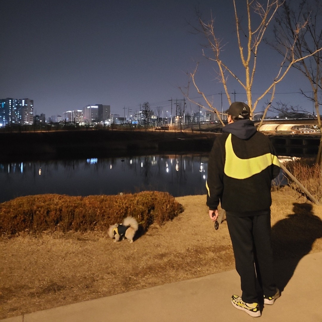 Nike Big Swoosh Full Zip Jacket Black Volt 착용 스타일