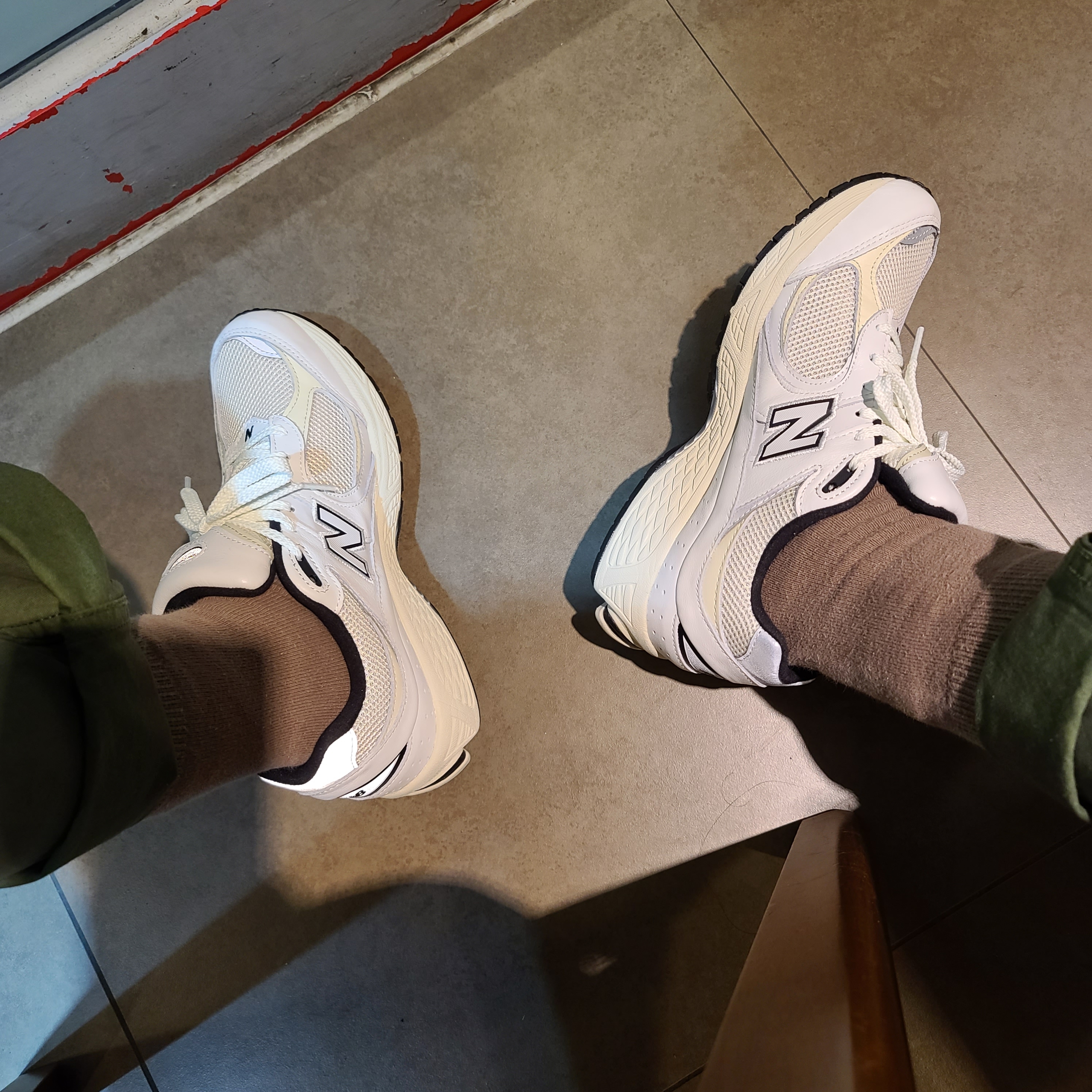 New Balance 2002R White 착용 스타일 - 2