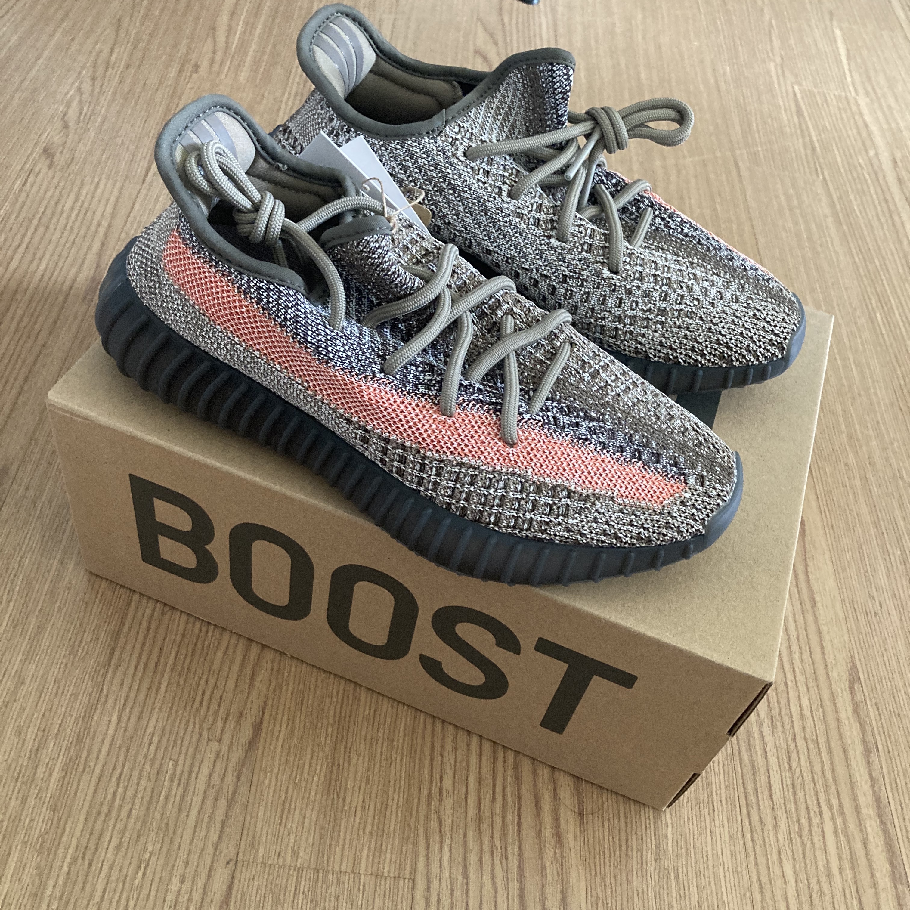 Adidas Yeezy Boost 350 V2 Ash Stone 착용 스타일