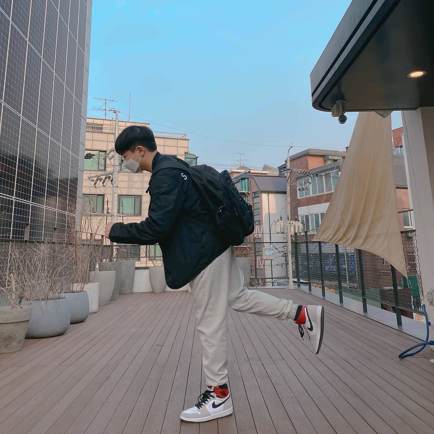 Jordan 1 Retro High OG Light Smoke Grey, Nike x Stussy Big Swoosh LS T-Shirt White - Asia 착용 스타일