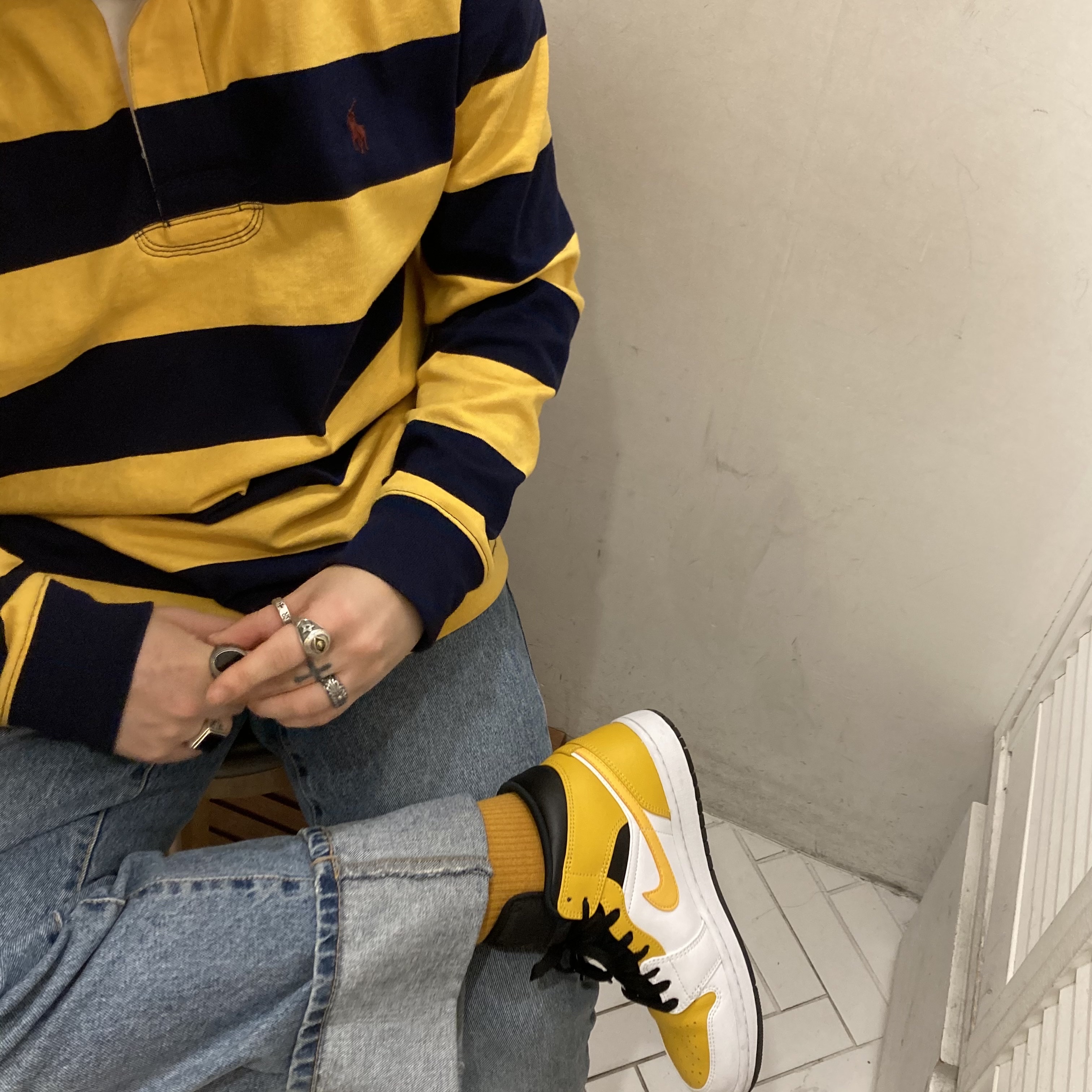 Jordan 1 Mid White University Gold 착용 스타일 - 2